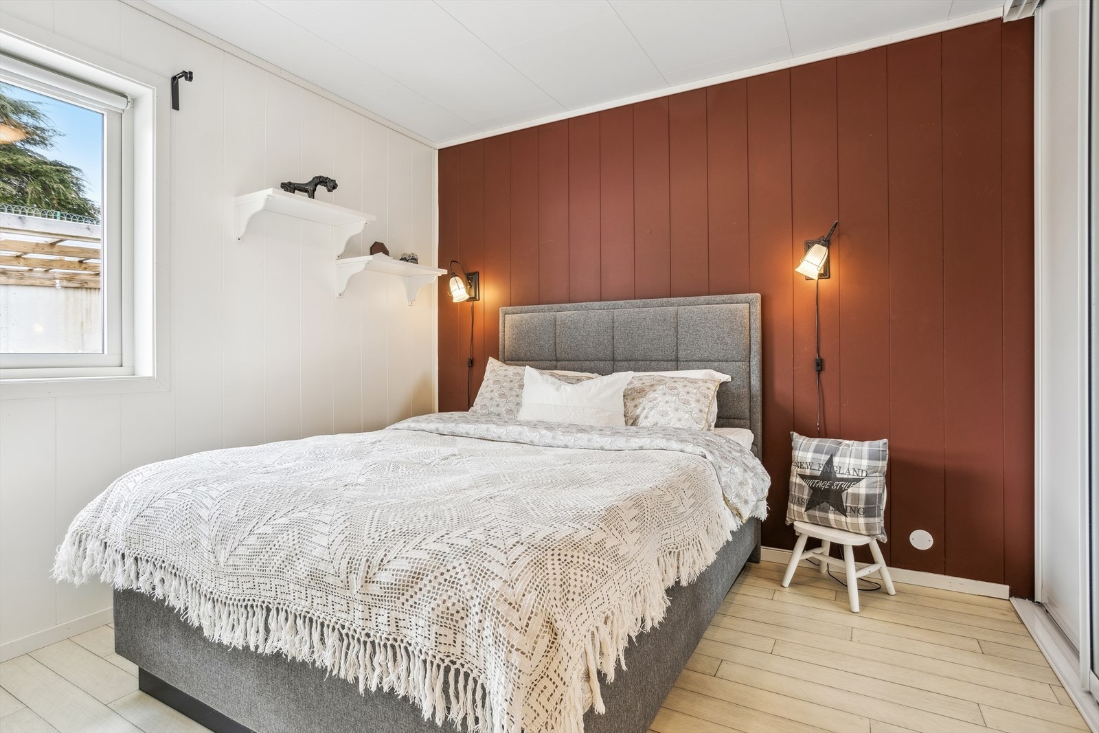 Hovedsoverommet er romslig, med plass til dobbeltseng og sidestilte nattbord. Galleribilde