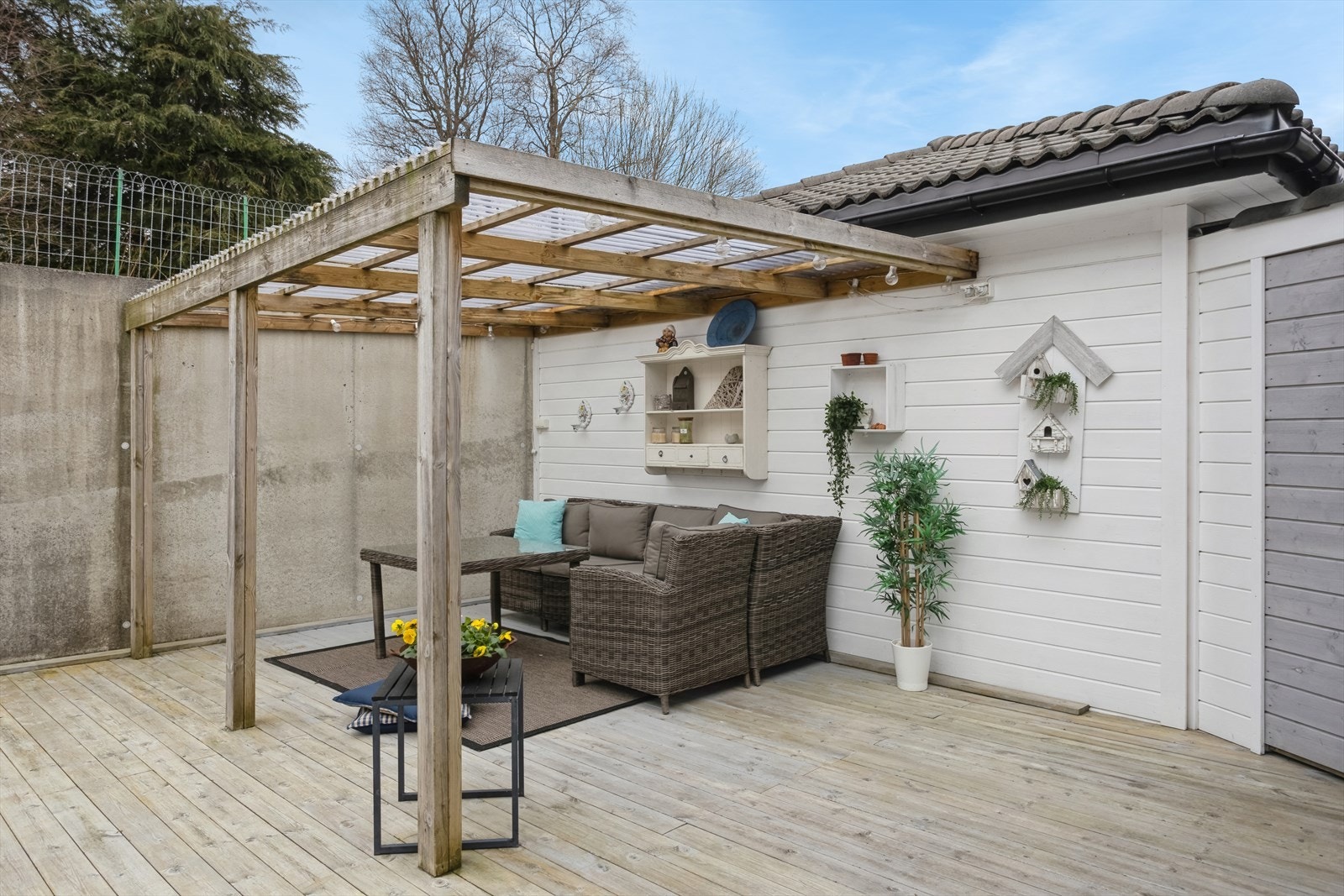 Her er det også et overbygget parti, slik at du kan sitte ute selv når det regner. Galleribilde