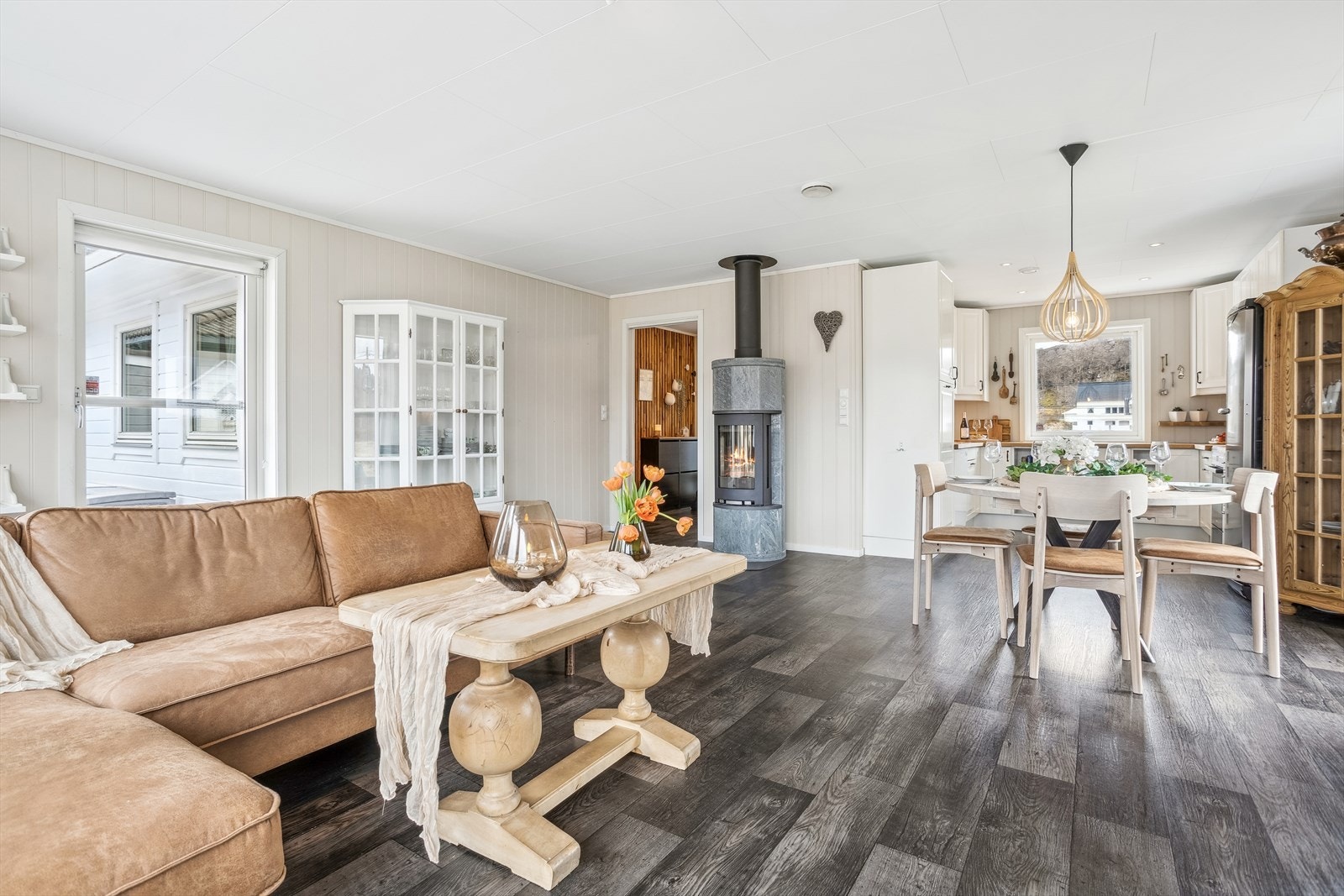 Stuen varmes opp både av varmepumpe, men også av et flott ildsted. Galleribilde