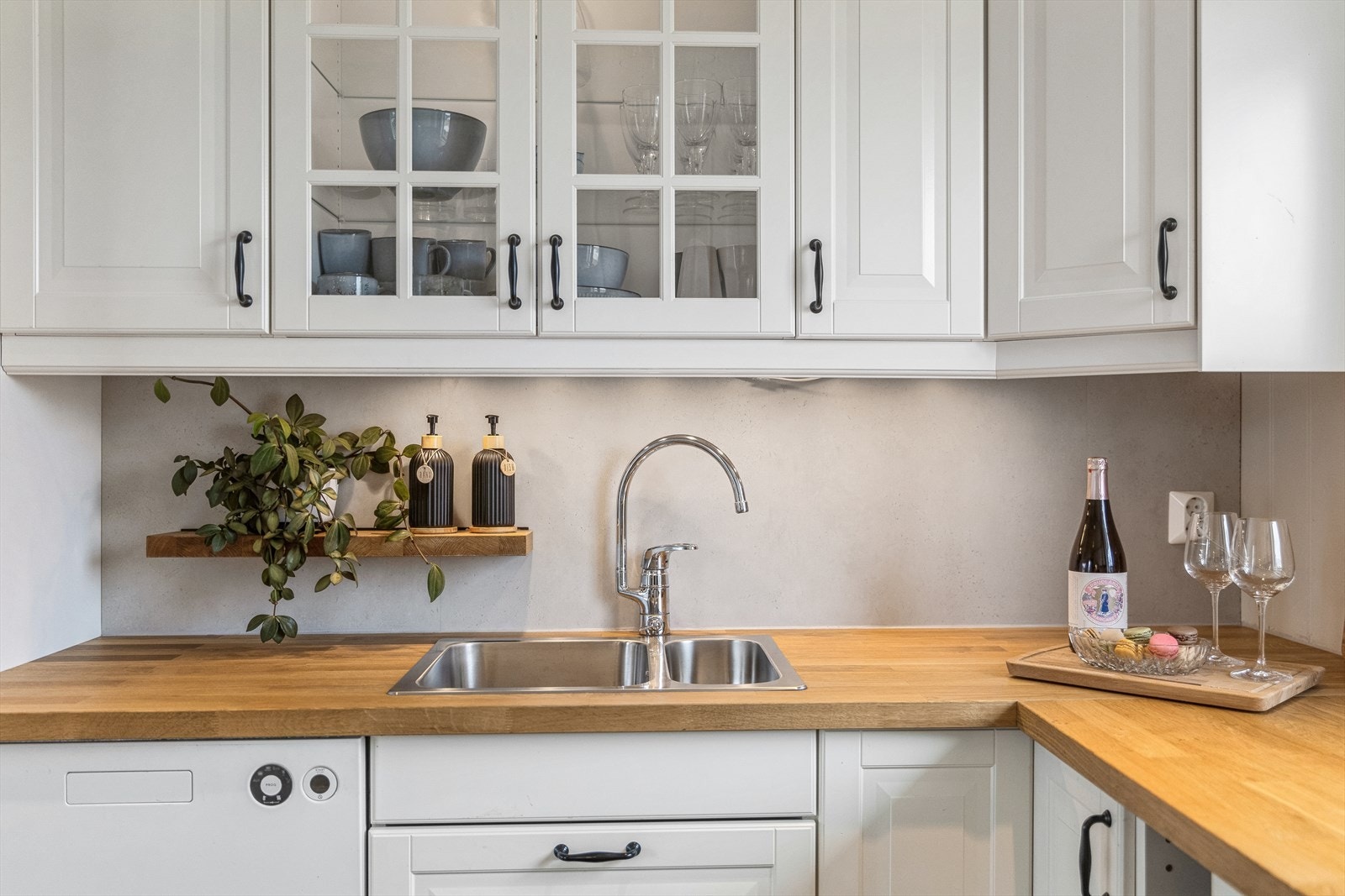 Laminat benkeplate. Opplyst av rekvirent at benkeplate med vask ble skiftet i 2024. Galleribilde