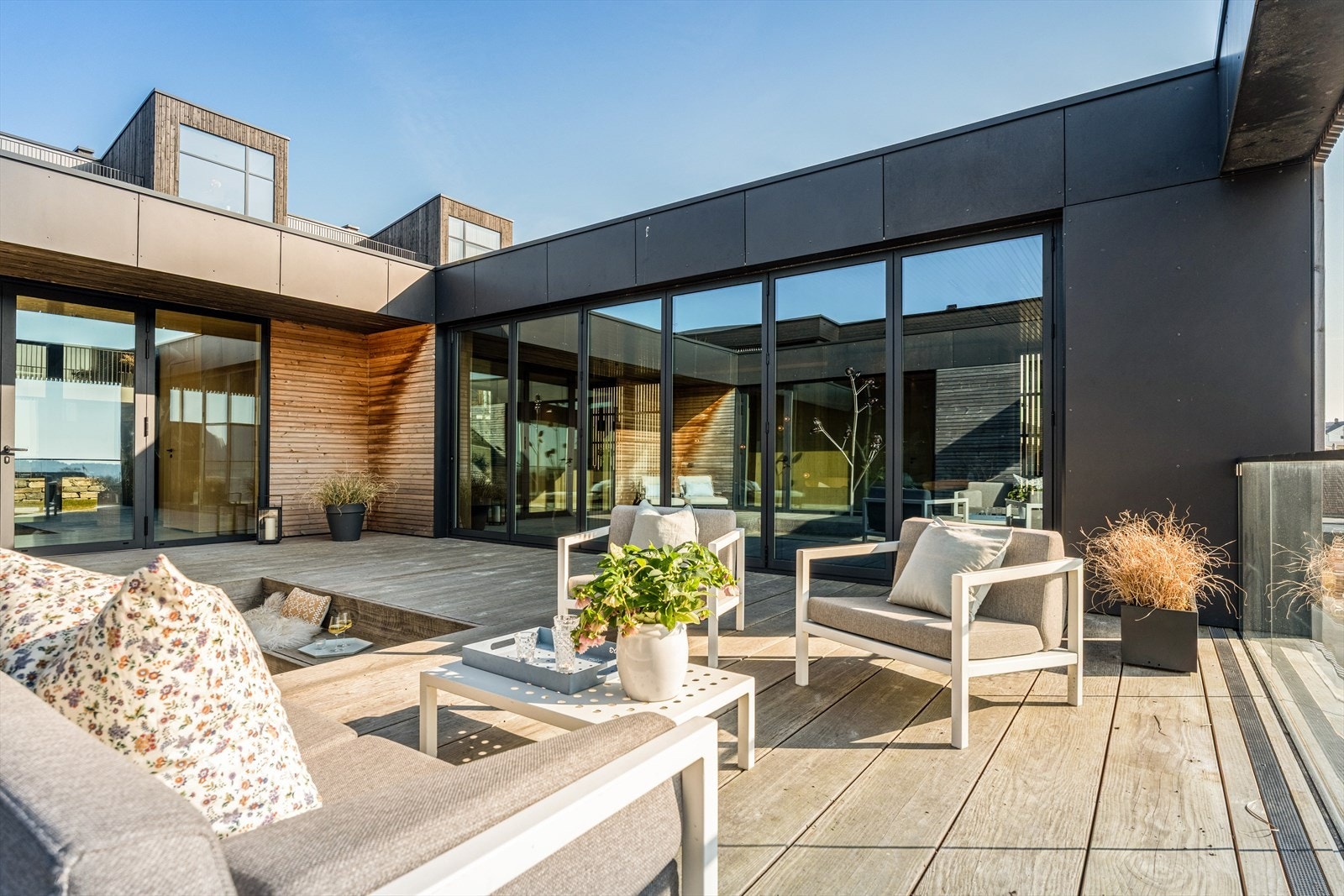 Fra atriet kan dører/ vegger åpnes opp fra hele huset. Gang/hall, stue og soverom kan åpnes opp for tilgang. Galleribilde