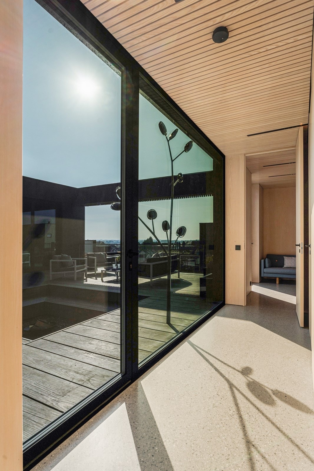 Gangen i soveroms/ kontoravdeling - Slipte betonggulv, Schuco dører og heltre ask Galleribilde