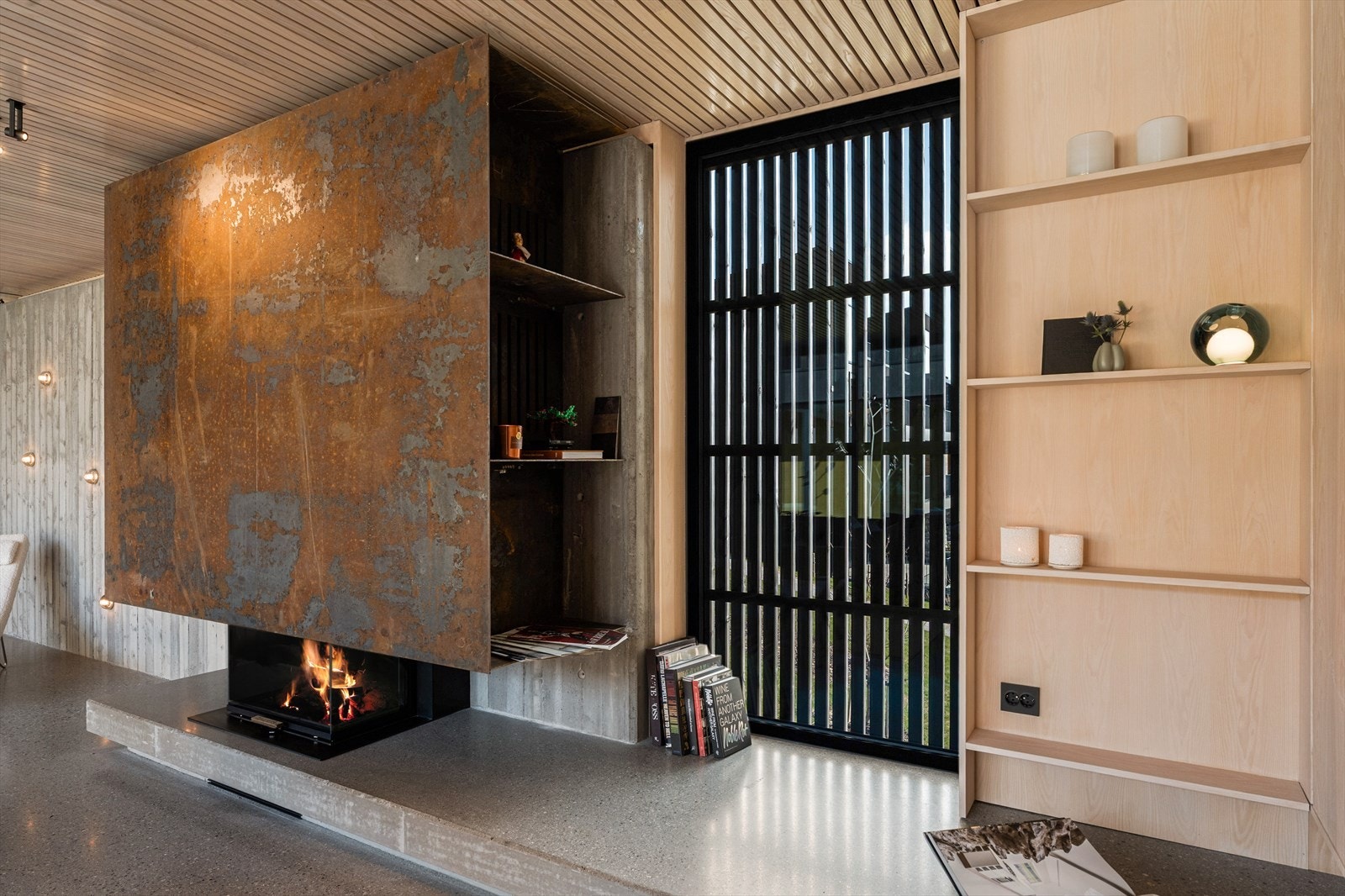 Gjennomførte løsninger med plassbygde hyller og et unikt vindussystem. Innsynsfritt men med utsyn/dagslys Galleribilde