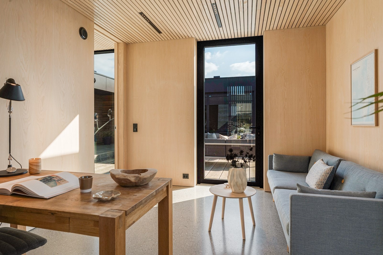 Soverom 3/ kontor har dør direkte ut til uteplass Galleribilde