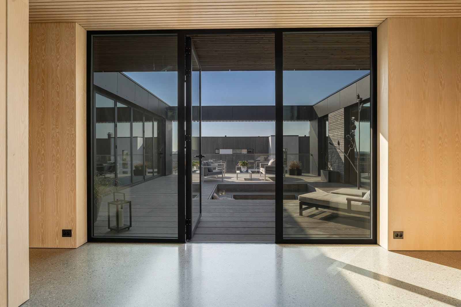 Fra hallen er det adkomst ut til atriet og uteplassen Galleribilde