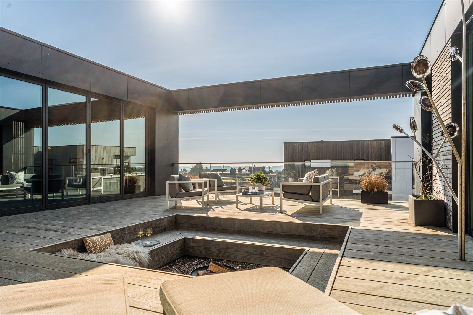 Hele huset er bygget opp rundt et vestvendt atrium. Her er det minimalt med innsyn og meget solrikt Galleribilde