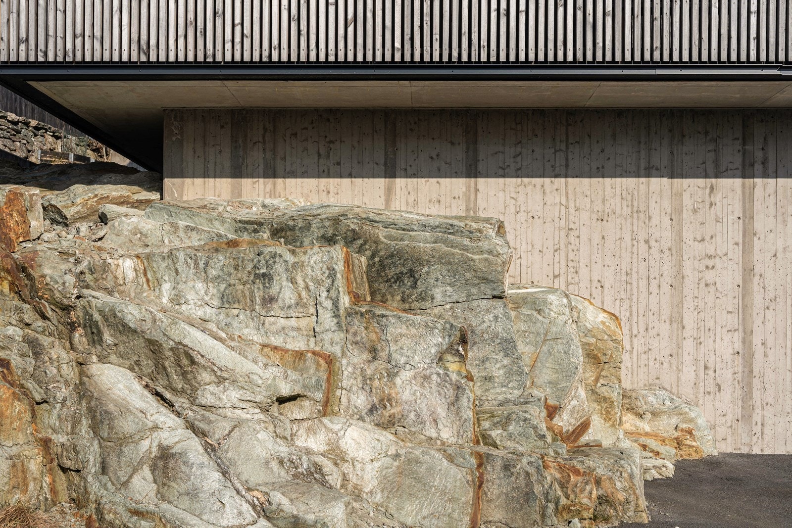 Fjellet på tomten er innlemmet og støpt inn i muren Galleribilde