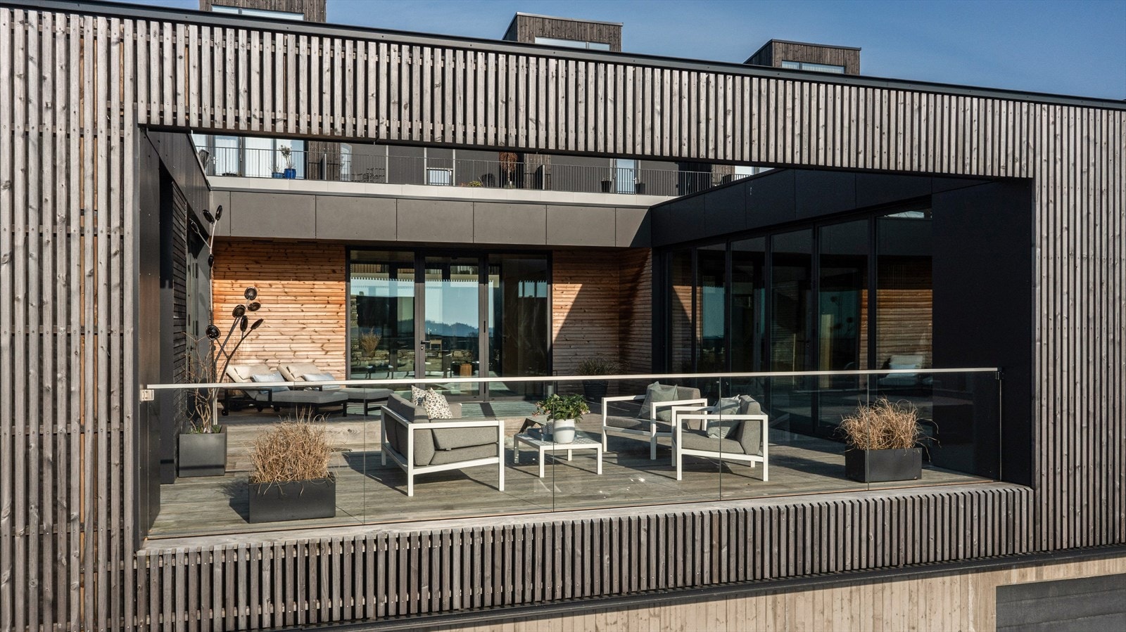 Atriet byr på mange bruksområder og oppleves som en del av husets areal på fine dager/ kvelder Galleribilde