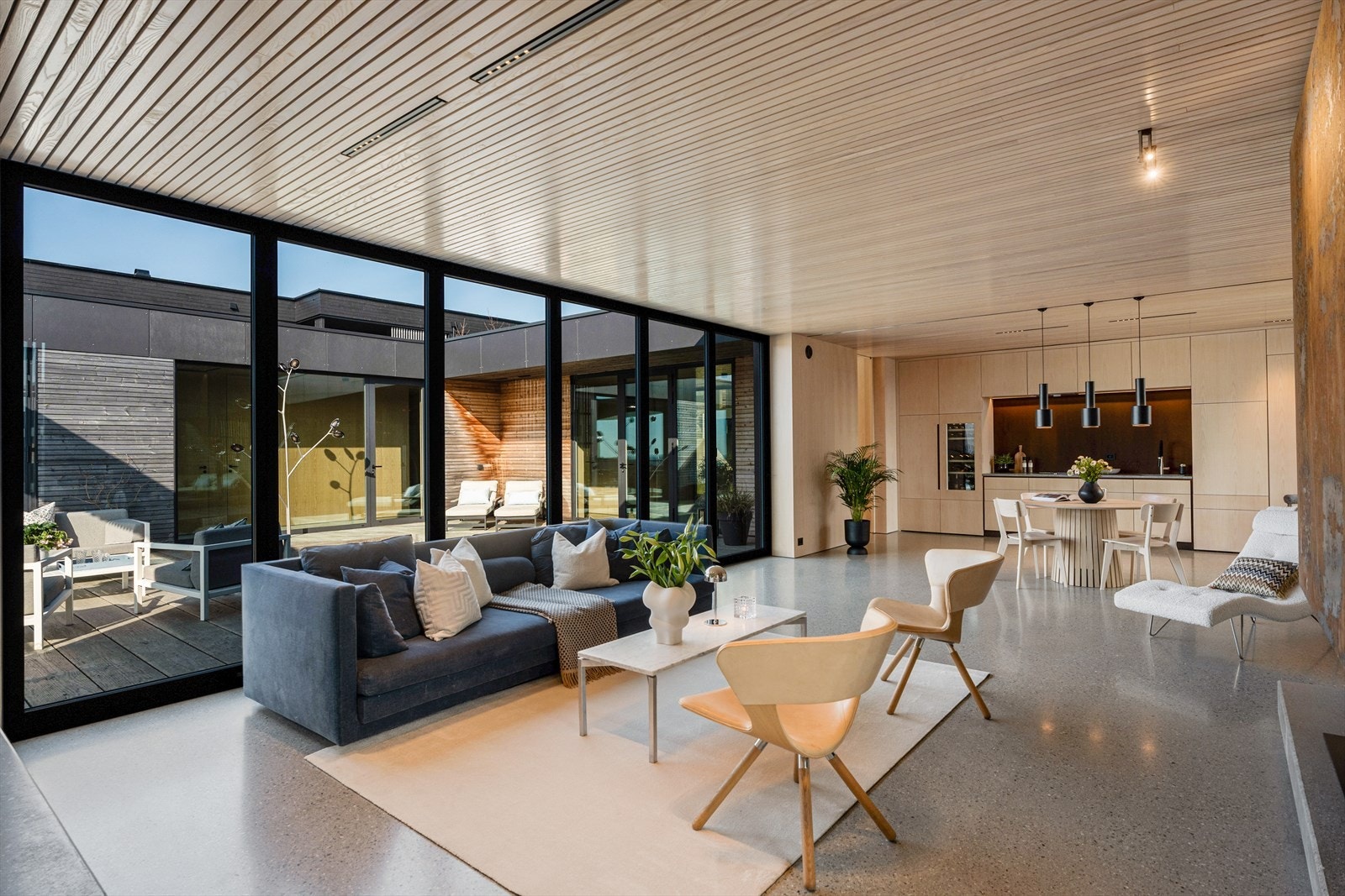 Stue med kjøkken i åpen løsning Galleribilde