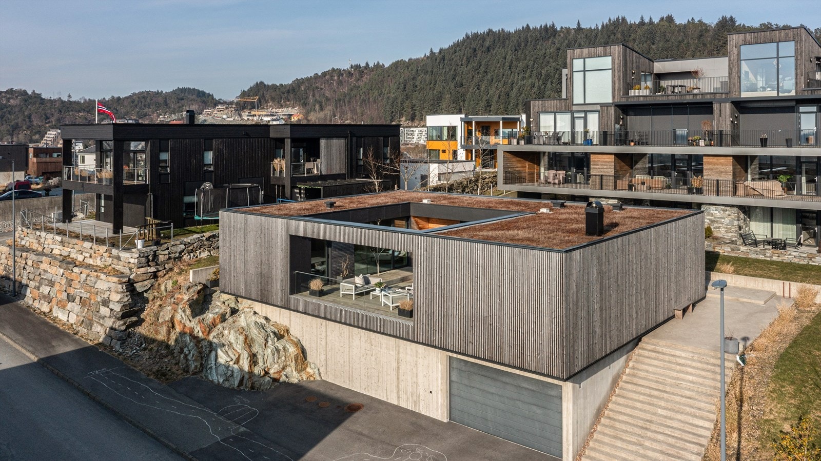 Boligen er tegnet av arkitekt Holon arkitekter og har en unik arkitektur med mange særpregede detaljer og løsninger Galleribilde