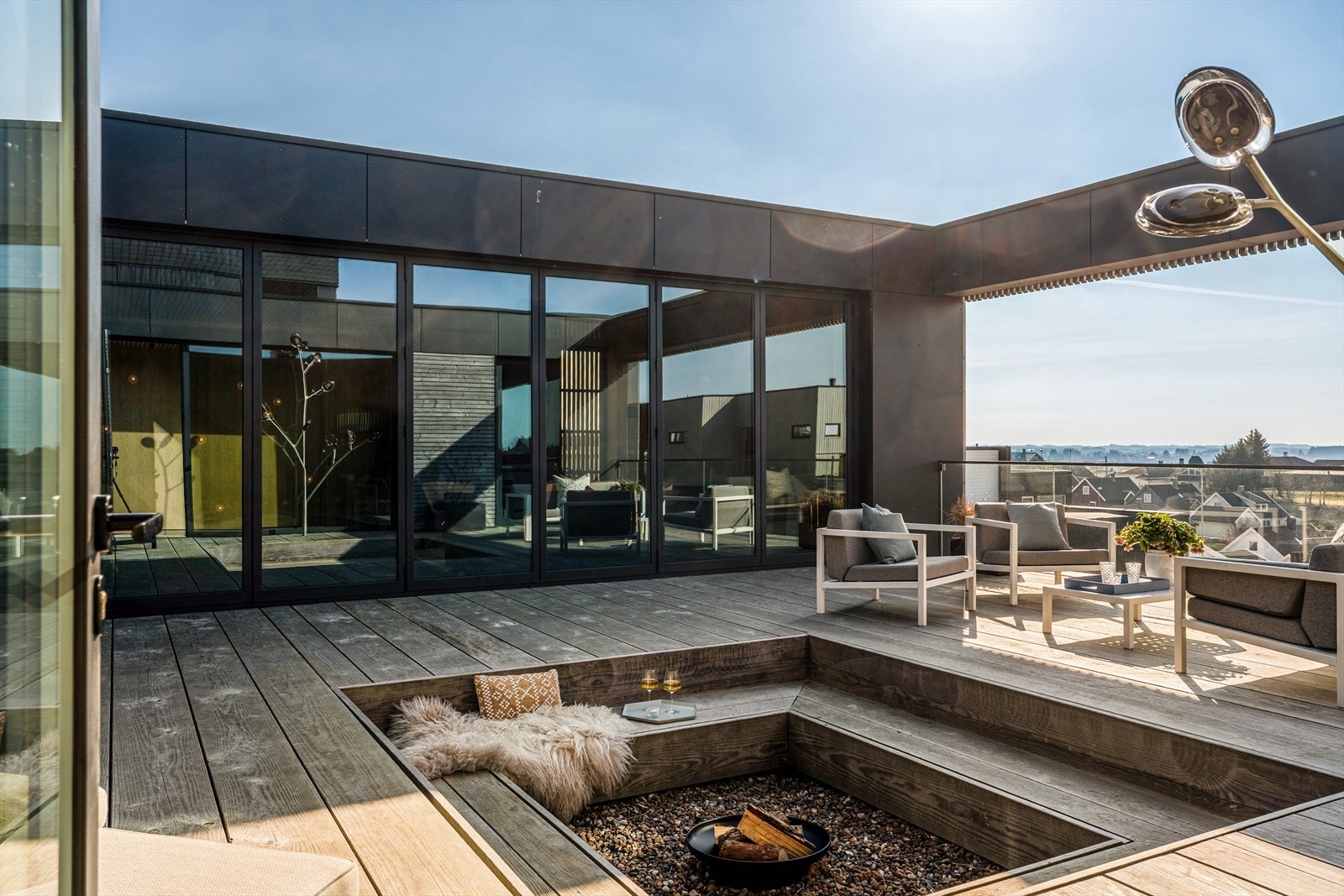 Atriet med det flotte Dinesen gulvet kompletterer huset- Her er det solrikt og lunt og ikke minst skjermet for innsyn Galleribilde