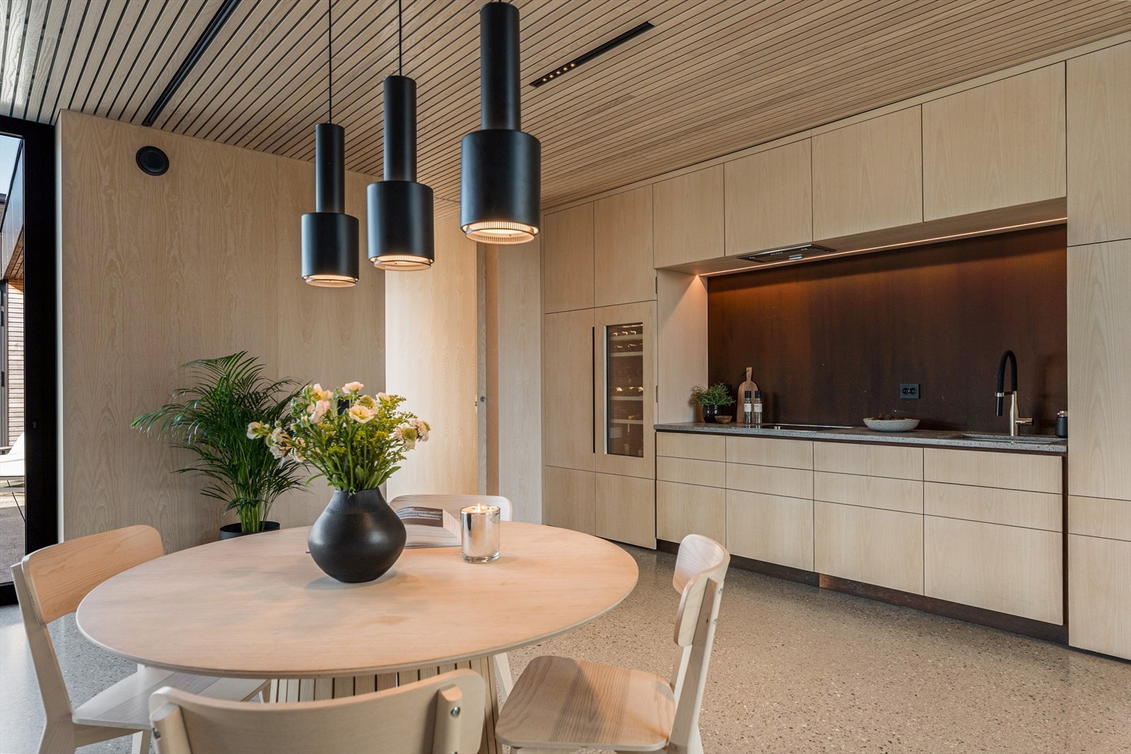 Kjøkkeninnredningen fra Tjerand er førsteklasses håndtverk kombinert med et særdeles gjennomført design. Alle hvitevarer er levert av Gaggenau Galleribilde