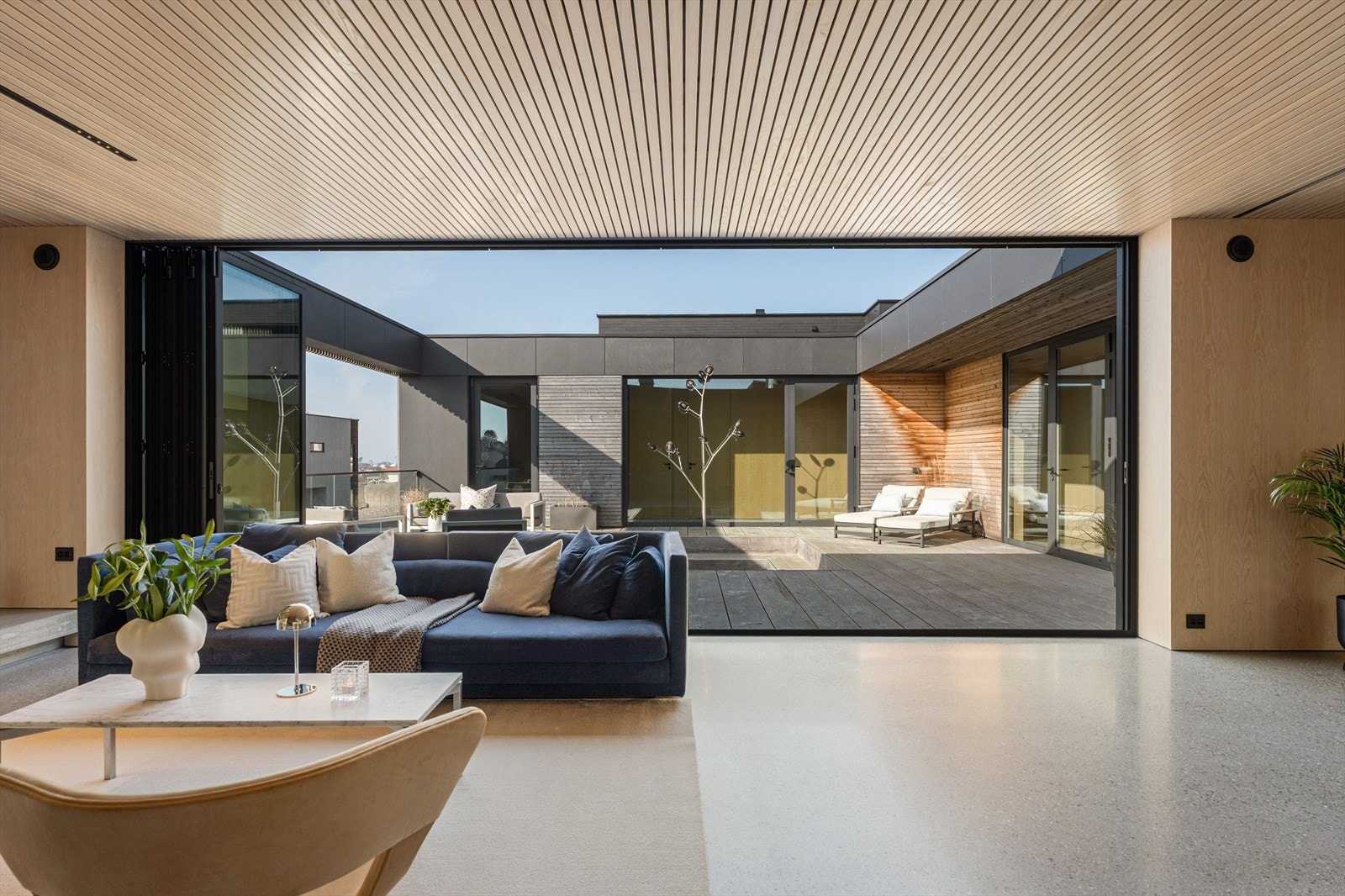 Når de store Schuco dørene åpnes opp flyter ute og innerom sammen og skaper en helt unik sone Galleribilde