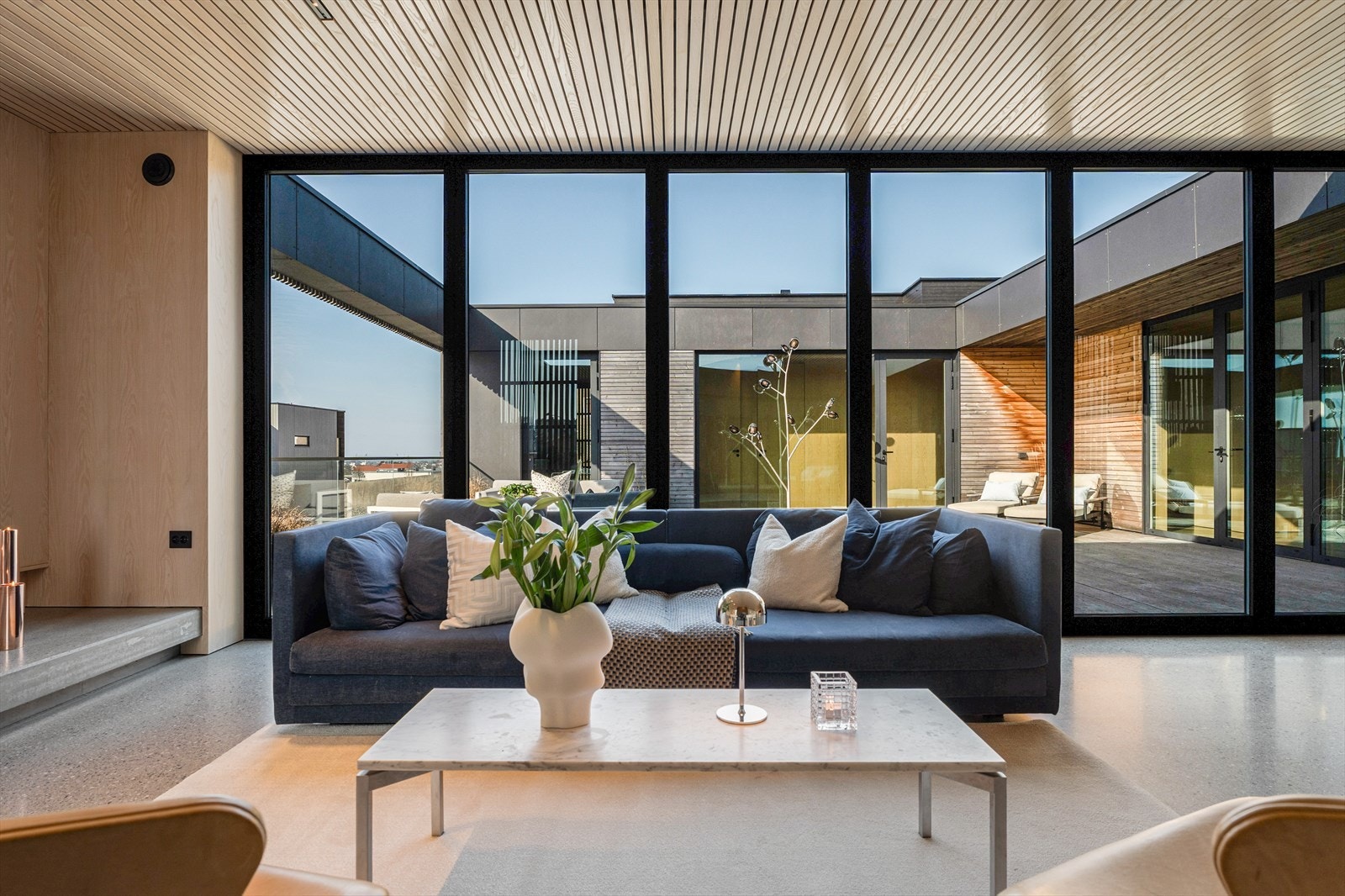 Fra stuen er kan de store dørene fra Schuco åpnes helt opp slik at ute og inne flyter sammen på fine dager/kvelder Galleribilde