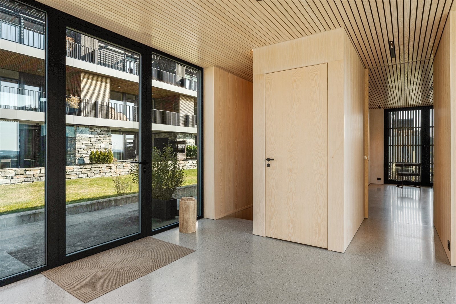 Inngangsparti og hall - Slipt betonggulv...... Galleribilde