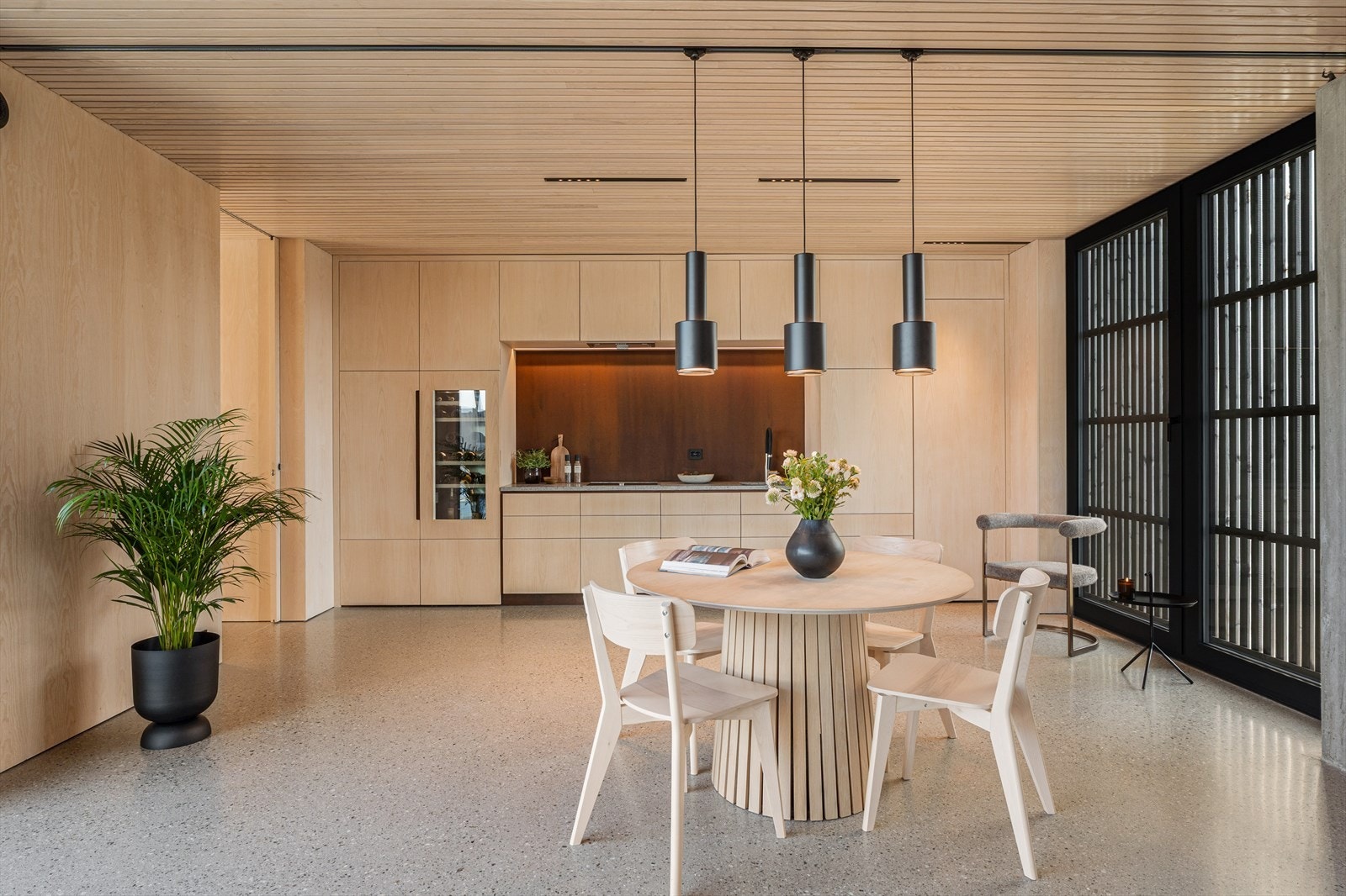 Særdeles gjennomført kjøkkenløsning - Innredning levert av Tjerand Fine Furniture. Galleribilde