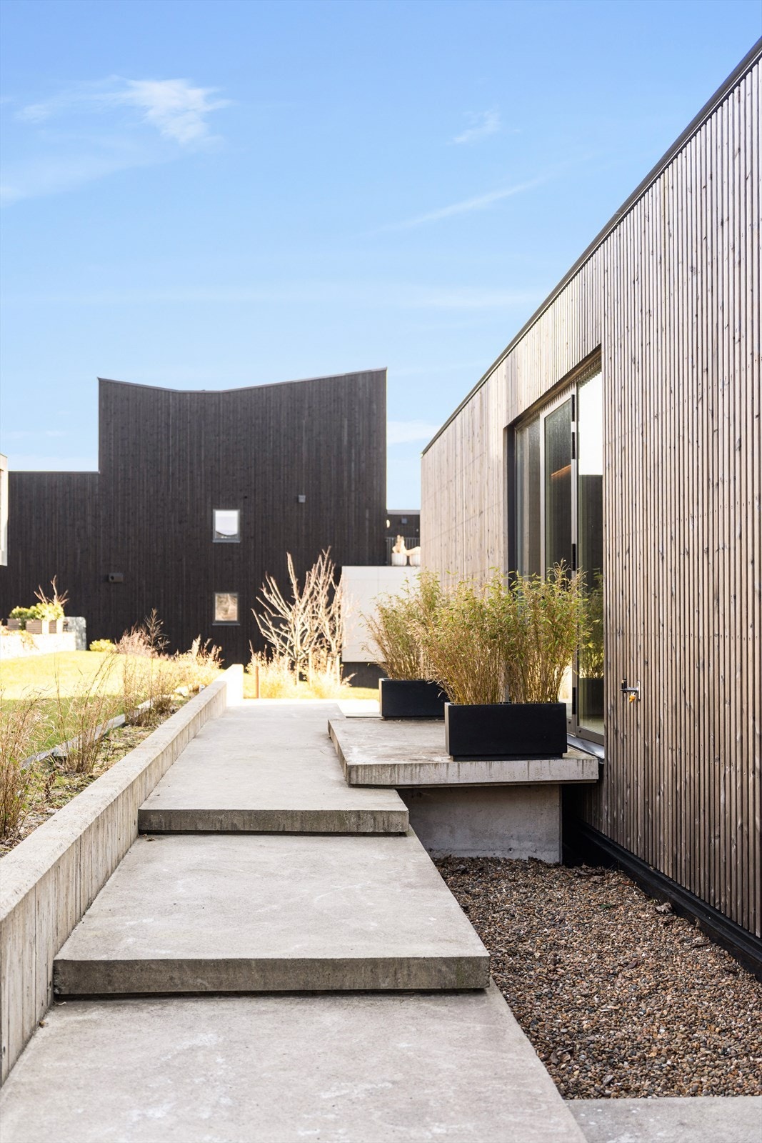 Inngangsparti på østsiden av huset grenser til nabosameiets hageanlegg som eies og holdes vedlike av sameiets gartner. Galleribilde