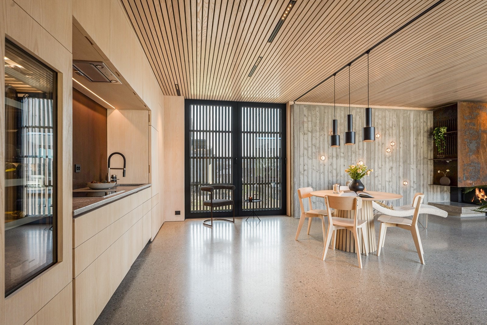 Fra kjøkkensonen er det vinduer/ dører ut mot spilevegg Galleribilde