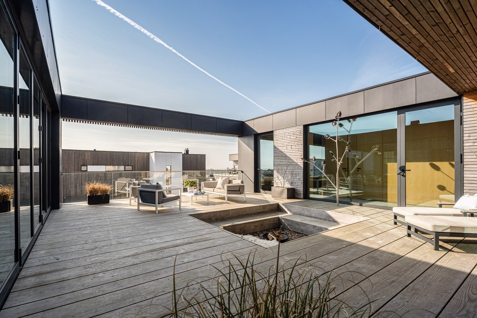 Det store atriumet på ca 70 kvm er belagt med solide heltre plank levert av Dinesen gulv - https://www.dinesen.com/no Galleribilde