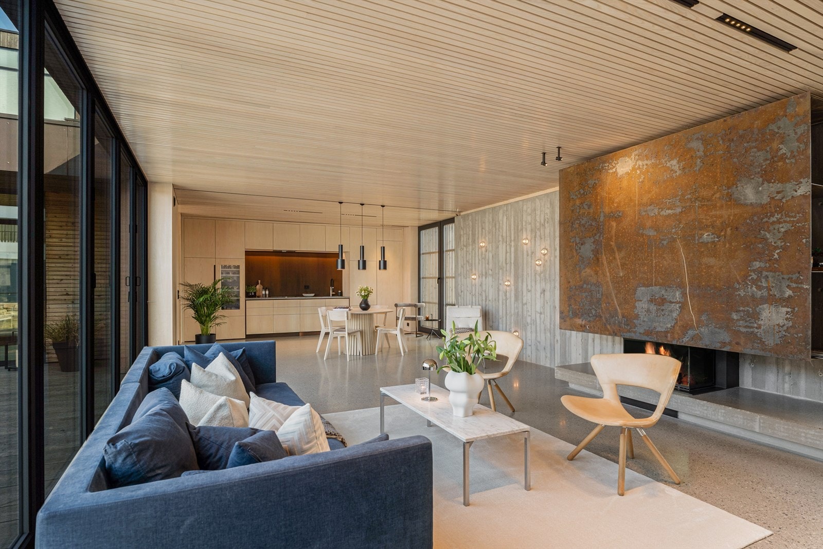 Slipte betonggulv i hele boligen kompletterer interiøret og gir samtidig brukeren et svært solid og slitesterkt gulv Galleribilde