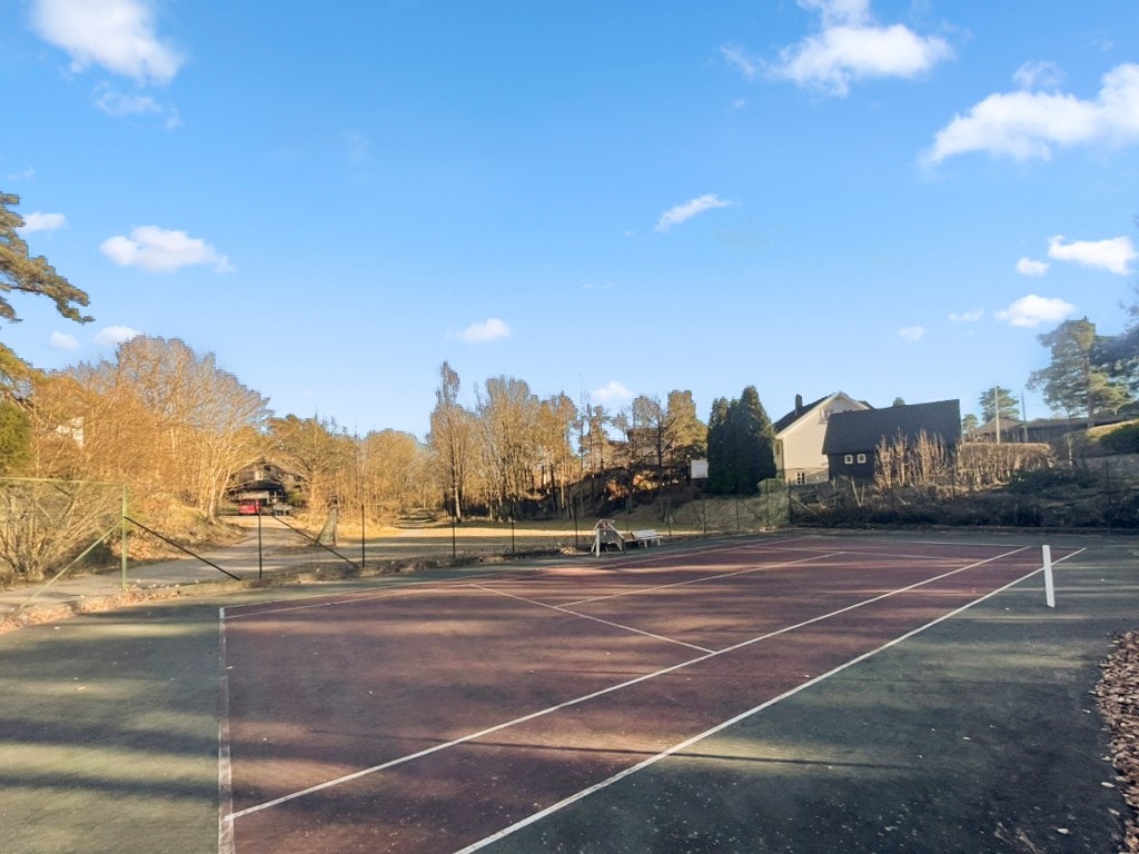 Ved å leie her får du også tilgang på tennisbane. Galleribilde