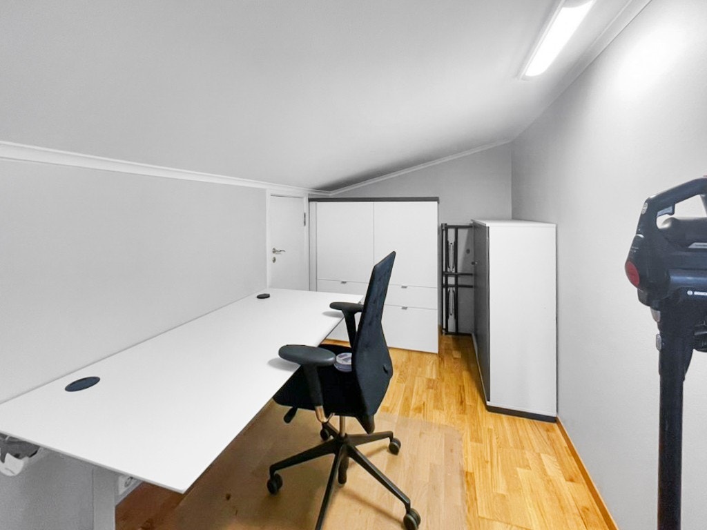 Soverom 2 - rommet er delt med kommode i midten slik at du har en sone for hjemmekontor/arbeidsplass og en hvor sengen står. Galleribilde