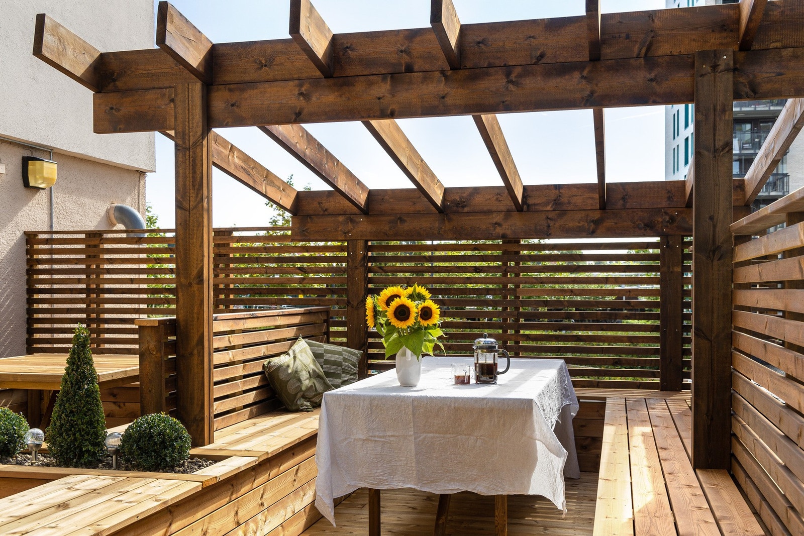 Sjekk den herlige pergolaen, da! Den ble bygget i 2022. Hent sushi fra et av de lokale stedene, og nyt middagen ute. Galleribilde