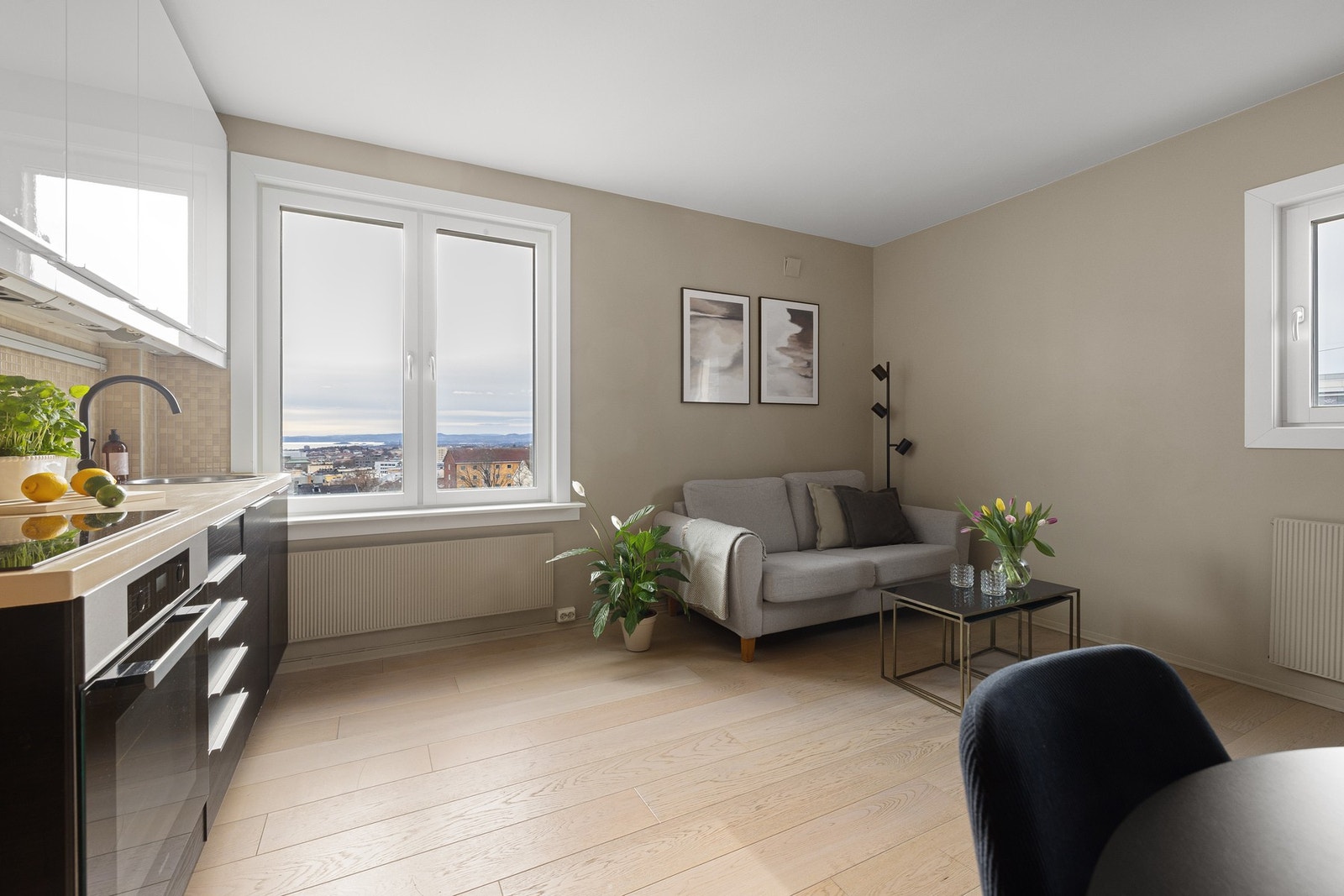 Overflater er malt i en lun og lys palett, som passer godt til 1stavsparketten. Galleribilde