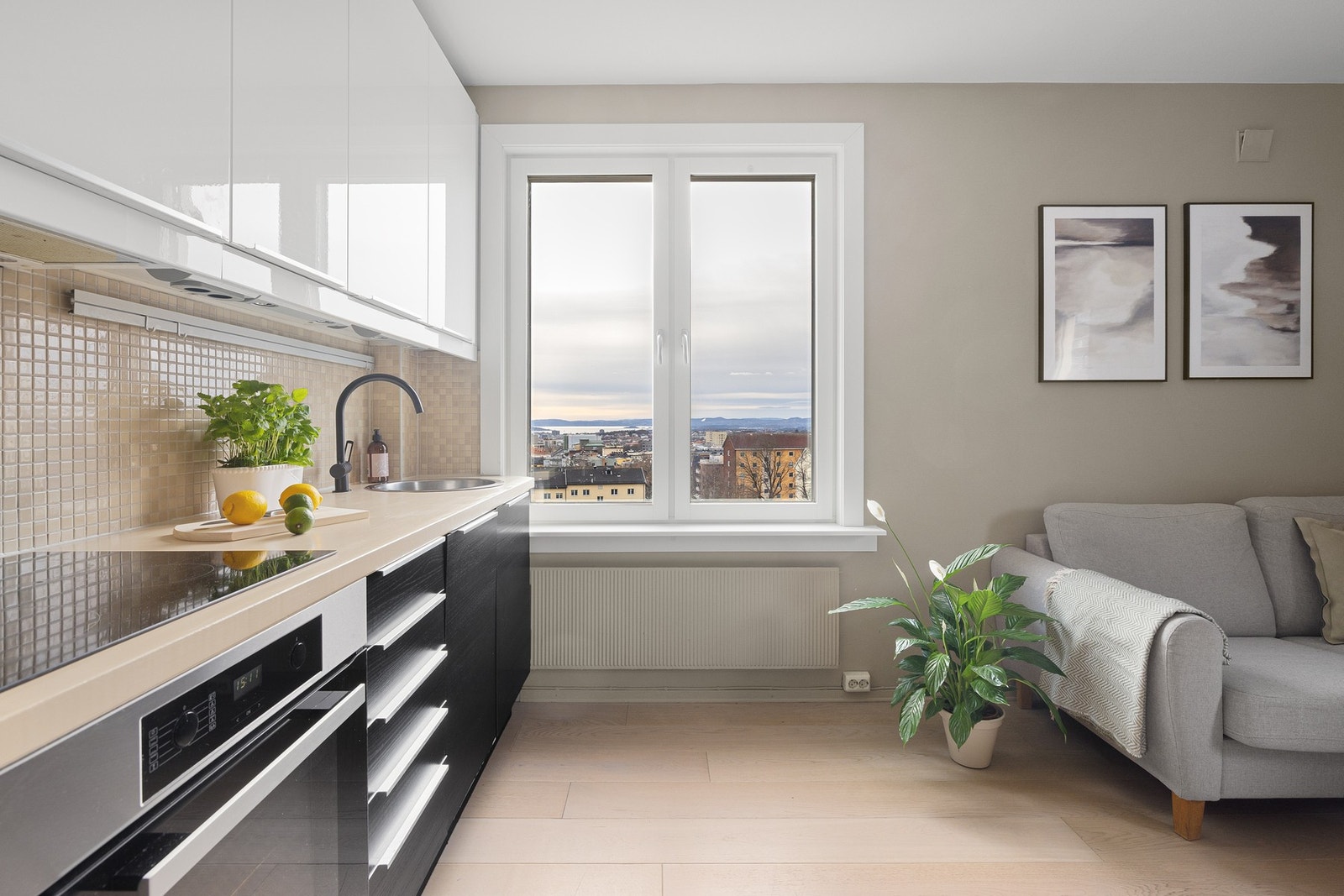 I 2015 ble kjøkkenet oppgradert med nye fronter og oppvaskmaskin. Galleribilde