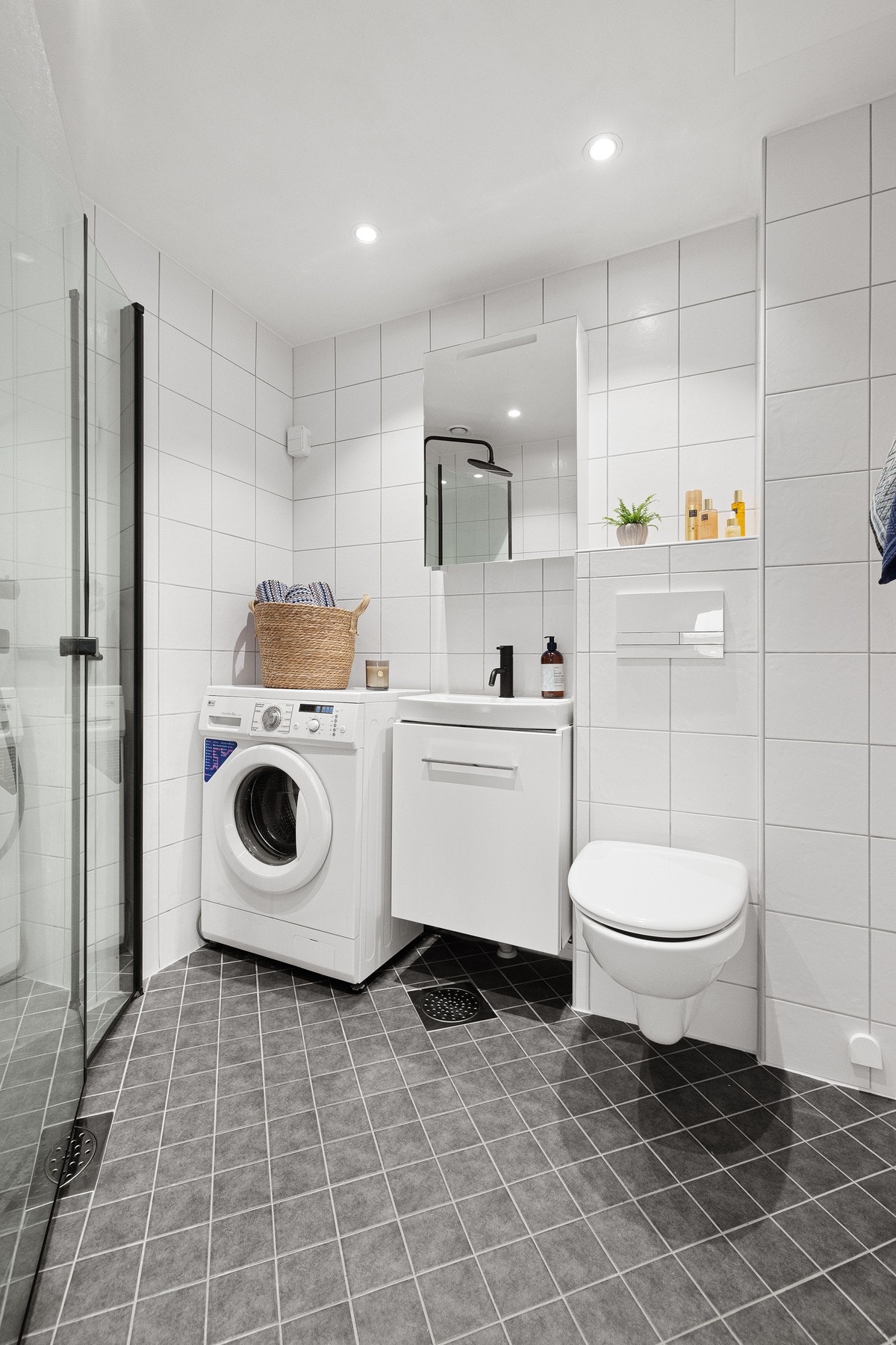 Blandebatteri og regnfallsdusjen er fra Tapwell. I 2019 ble det montert LED-downlights i himling. Galleribilde