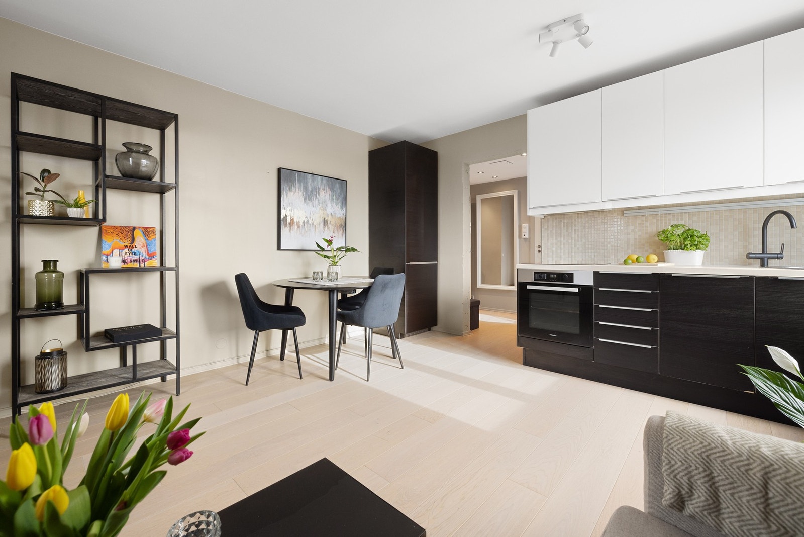 Varmtvann og oppvarming via radiator er inkludert i fellesutgiftene. Dette bidrar til lavere strømregninger for deg. Galleribilde