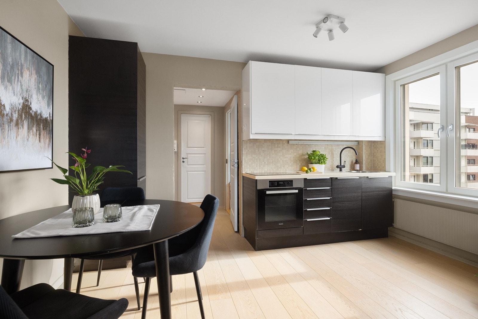 Kjøkkenet har slett og moderne innredning, og integrerte hvitevarer som kjøleskap med frys, oppvaskmaskin og stekeovn. Disse følger ved salg. Galleribilde