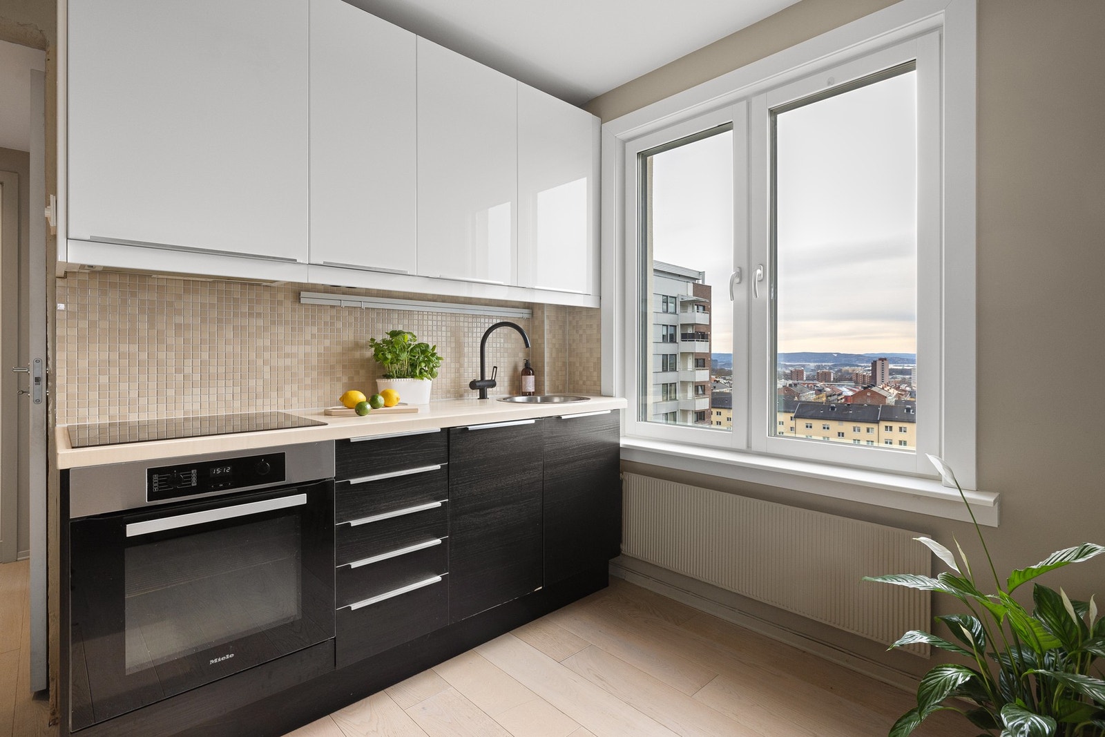 Benkeplaten er utført i heltre eik, og er nylig blitt malt. Galleribilde