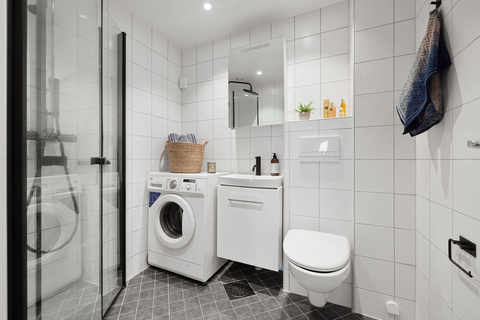 Badet ble rehabilitert i 2013, i borettslagets regi. Vaskemaskinen medfølger ved salg. Galleribilde