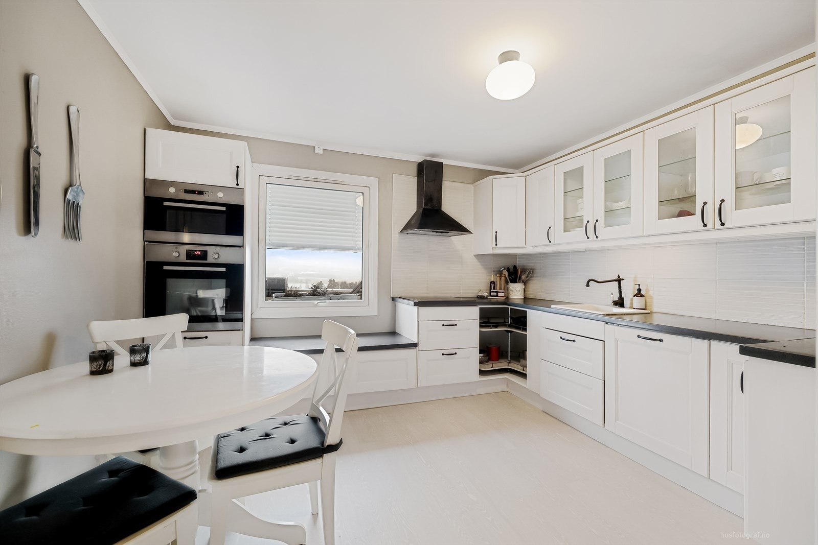 Stort og praktisk kjøkken (2012) med spiseplass Galleribilde