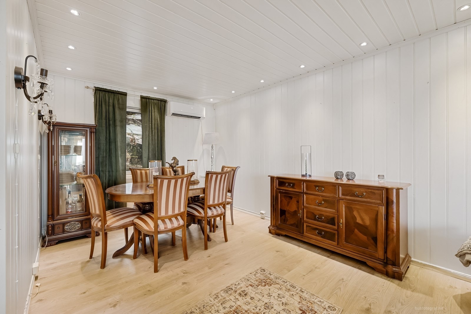 Spisestue med varmepumpe (2021) og downlights i himling Galleribilde