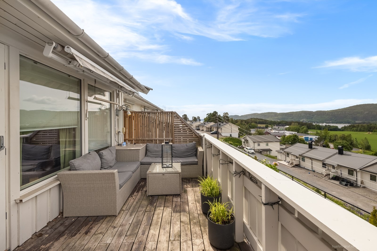 Stor og solrik terrasse Galleribilde