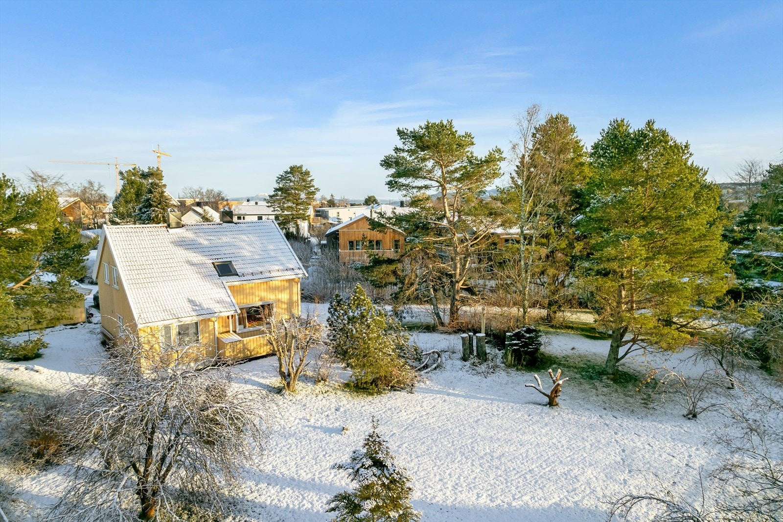 Flat tomt med rammetillatelse, i et så veletablert strøk er sjelden kost i markedet (utskilt fra eiendommen med gult hus) Galleribilde