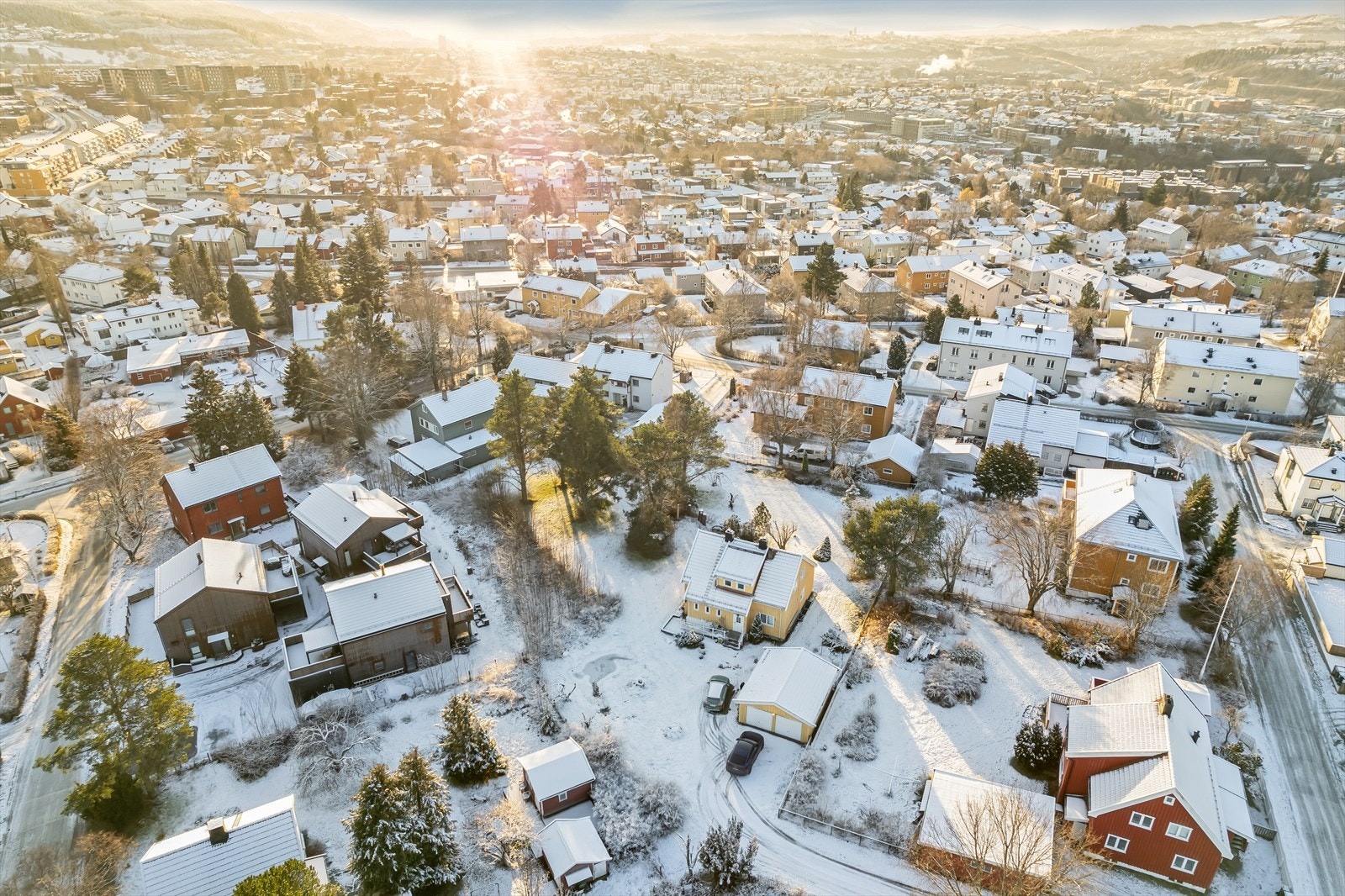 Tomten ligger i en blindvei, perfekt for barnefamilier. Adkomsten til eiendommen er sikret ved fradelingen av tomten. Galleribilde