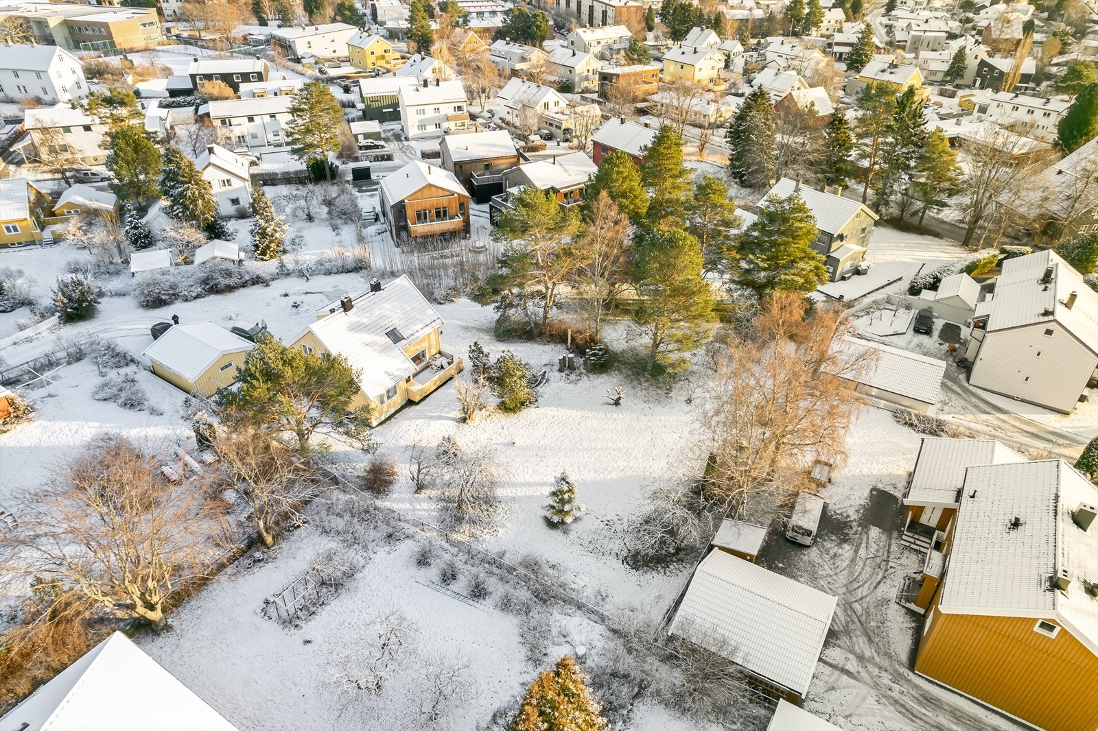 Ved den bebygde tomten (gule huset) er det planlagt et inkluderende initiativ for barn , hvor de får muligheten til å skape sin egen lille hage. Her kan de dyrke grønnsaker, lære om naturens kretsløp og bidra til et levende og bærekraftig nærmiljø. Galleribilde