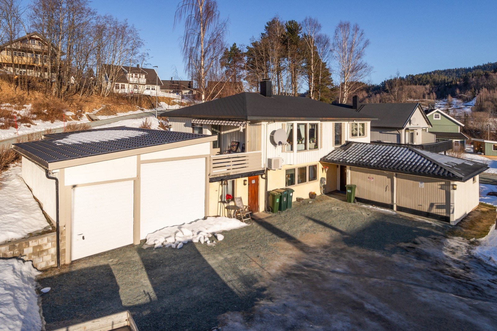 Her får du en romslig og innholdsrik bolig i naturskjønne omgivelser. Galleribilde
