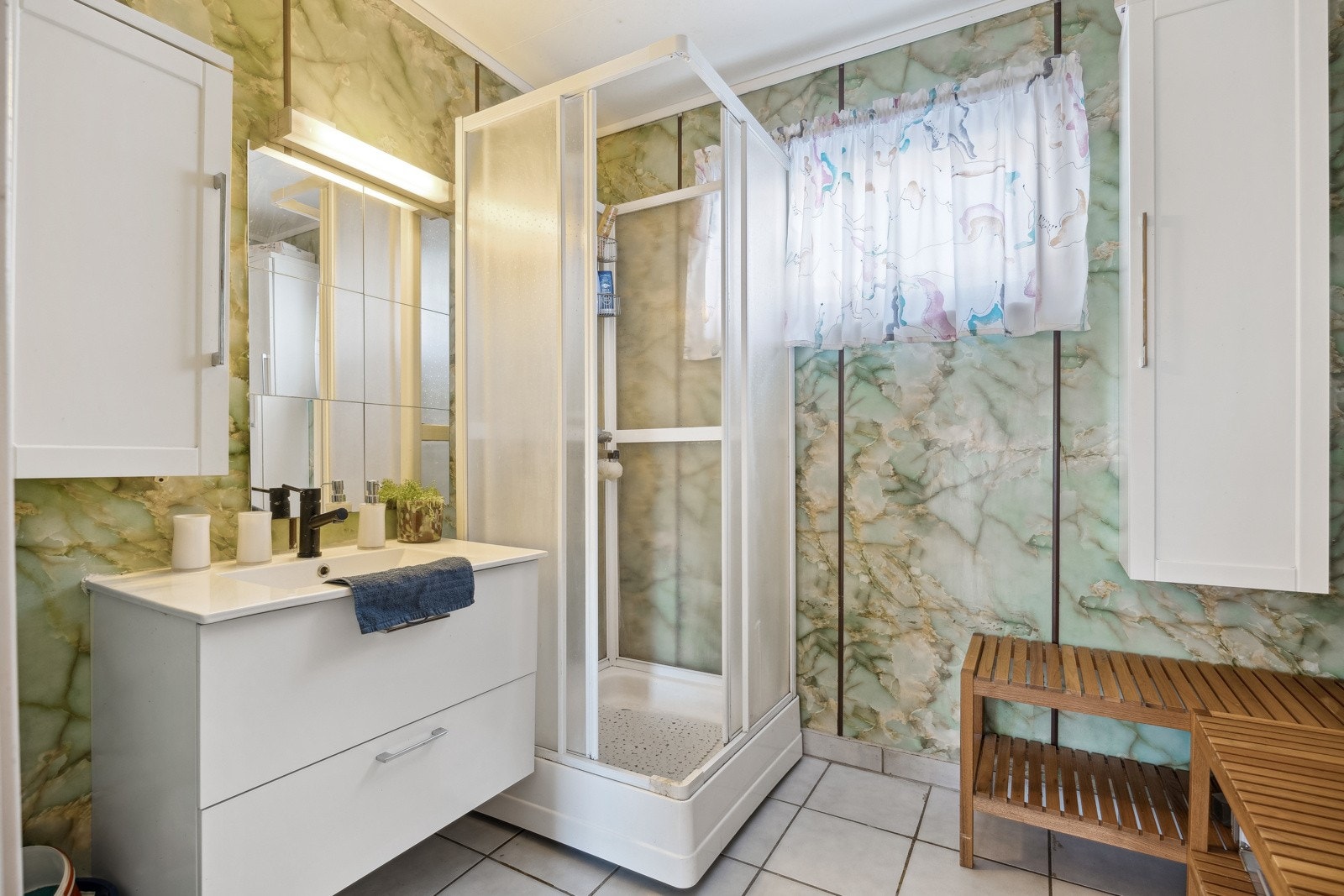 Bad med dusjkabinett og vegghengt servant innredning. Galleribilde