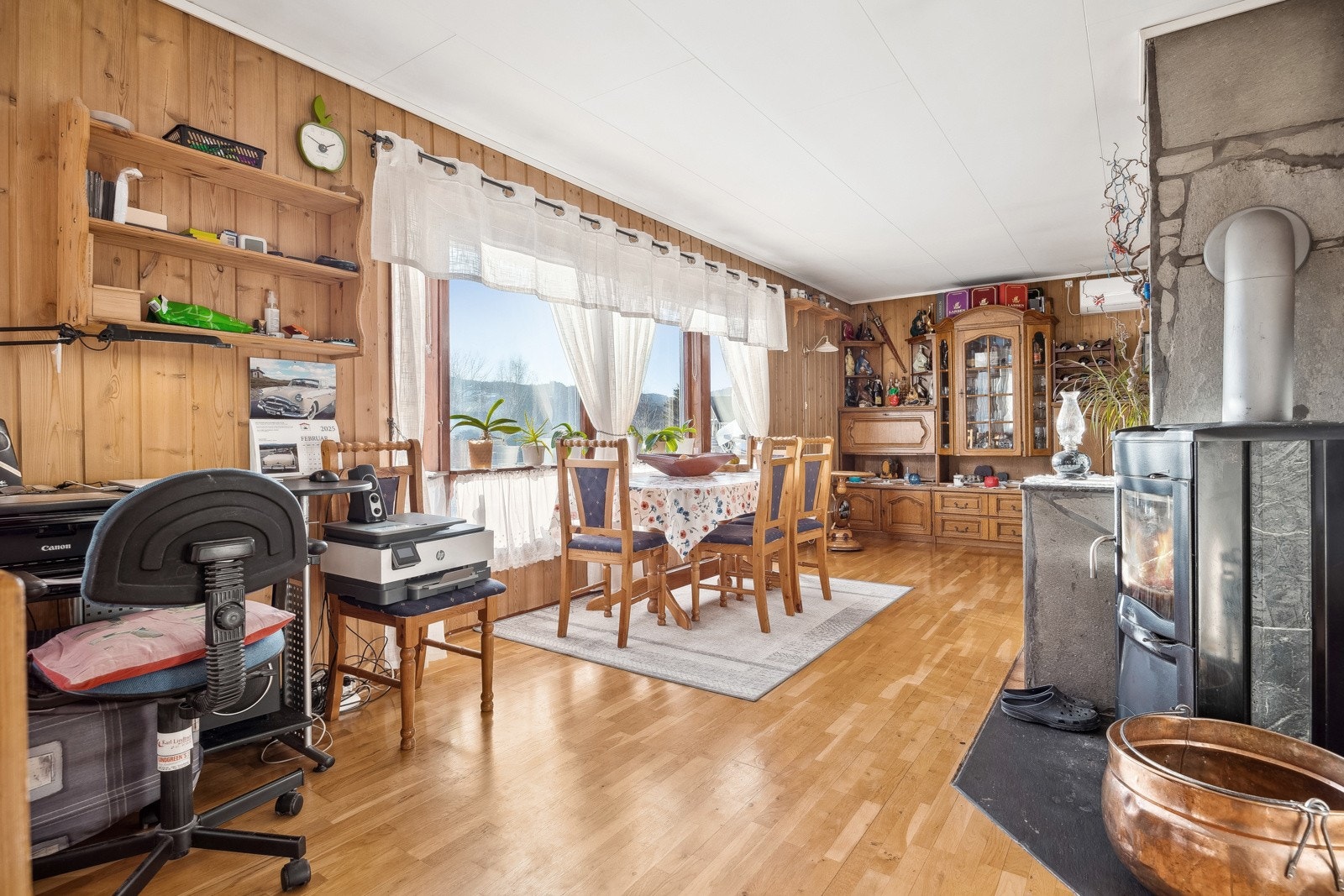 Peisen i stuen skaper en lun og hyggelig atmosfære, perfekt for kalde vinterkvelder. Galleribilde