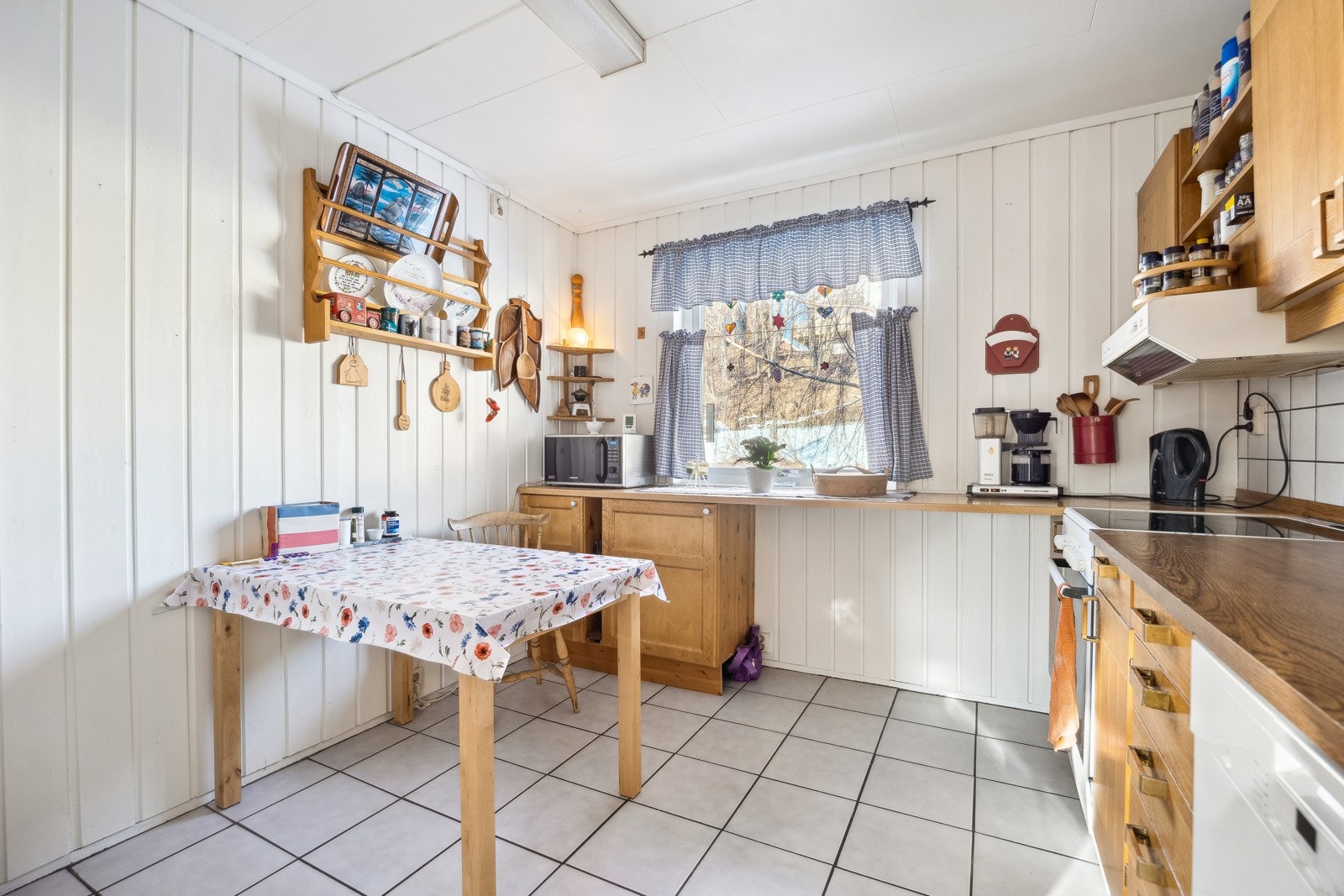 Det er plass til et spisebord på kjøkkenet. Galleribilde