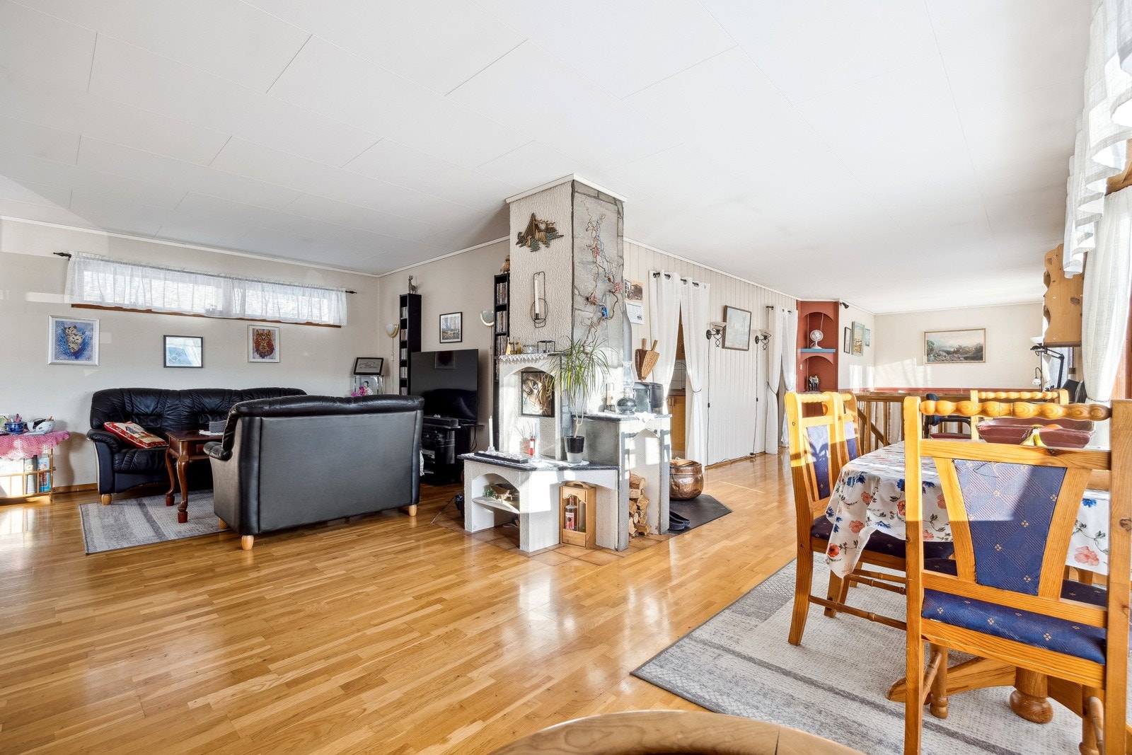 Stuen er romslig og lys, med store vinduer som slipper inn rikelig med dagslys. Galleribilde