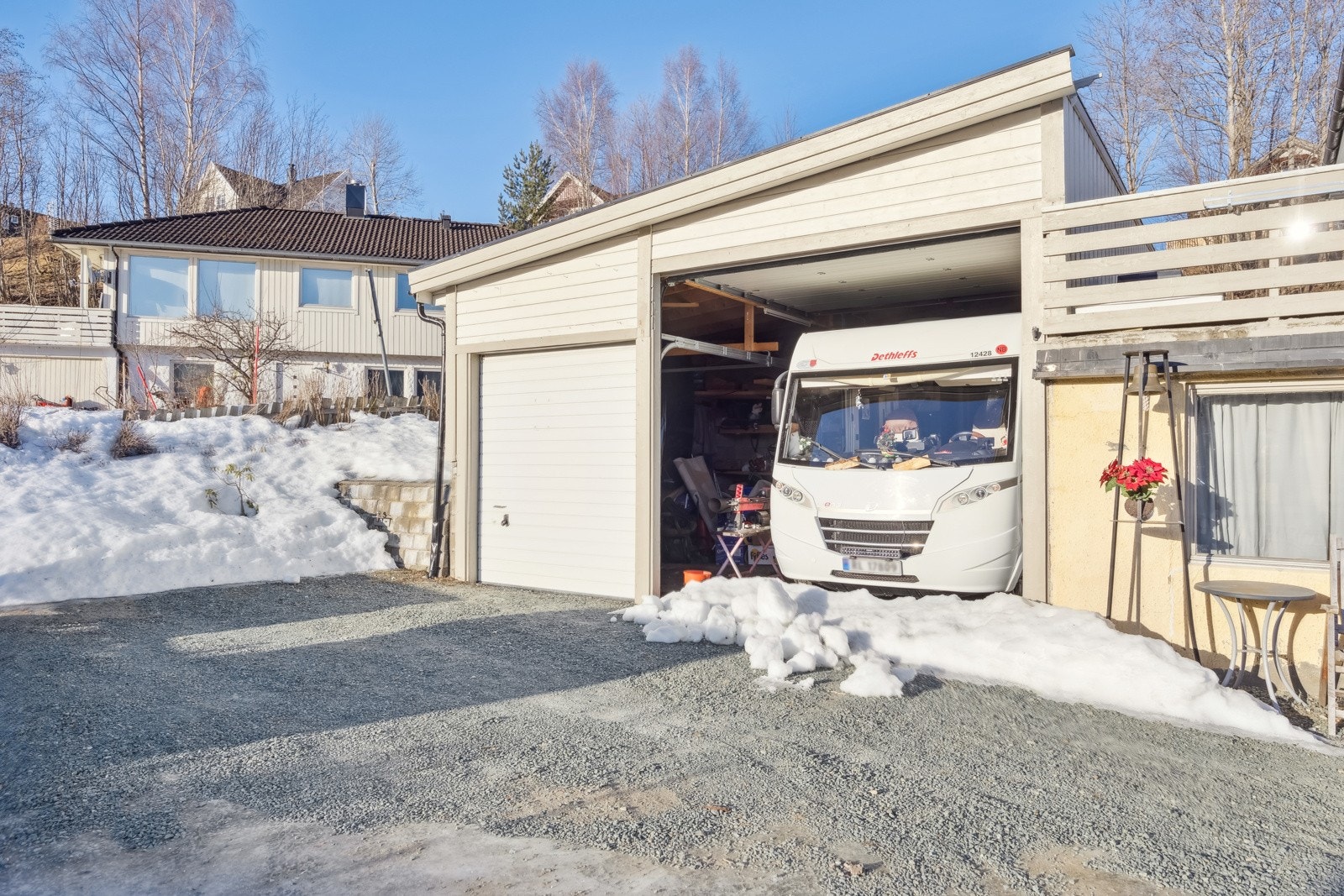 Boligen har en stor garasje med god plass til en større bil og plass for oppbevaring. Galleribilde
