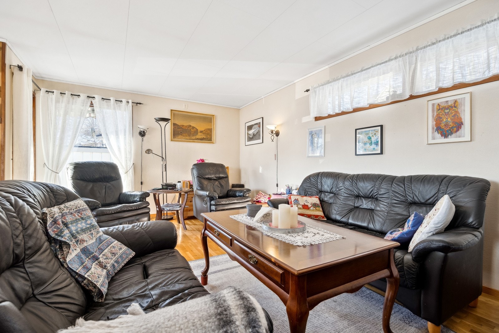 Stuen har god takhøyde, noe som forsterker den åpne og innbydende følelsen. Galleribilde