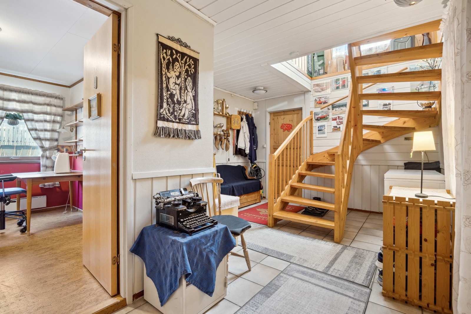 Smarte oppbevaringsløsninger sørger for en ryddig og organisert inngang til hjemmet. Galleribilde