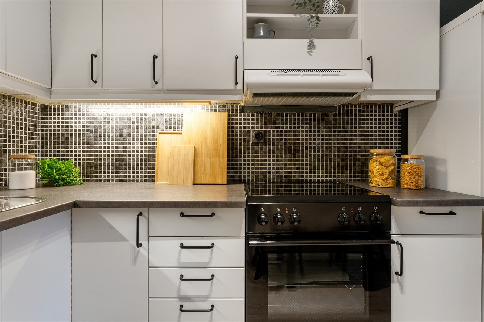 - På kjøkkenet er det stekeovn med platetopp, kjøleskap og benkoppvaskmaskin som er montert i kjøkkenskap. Alle hvitevarene medfølger salget - Galleribilde