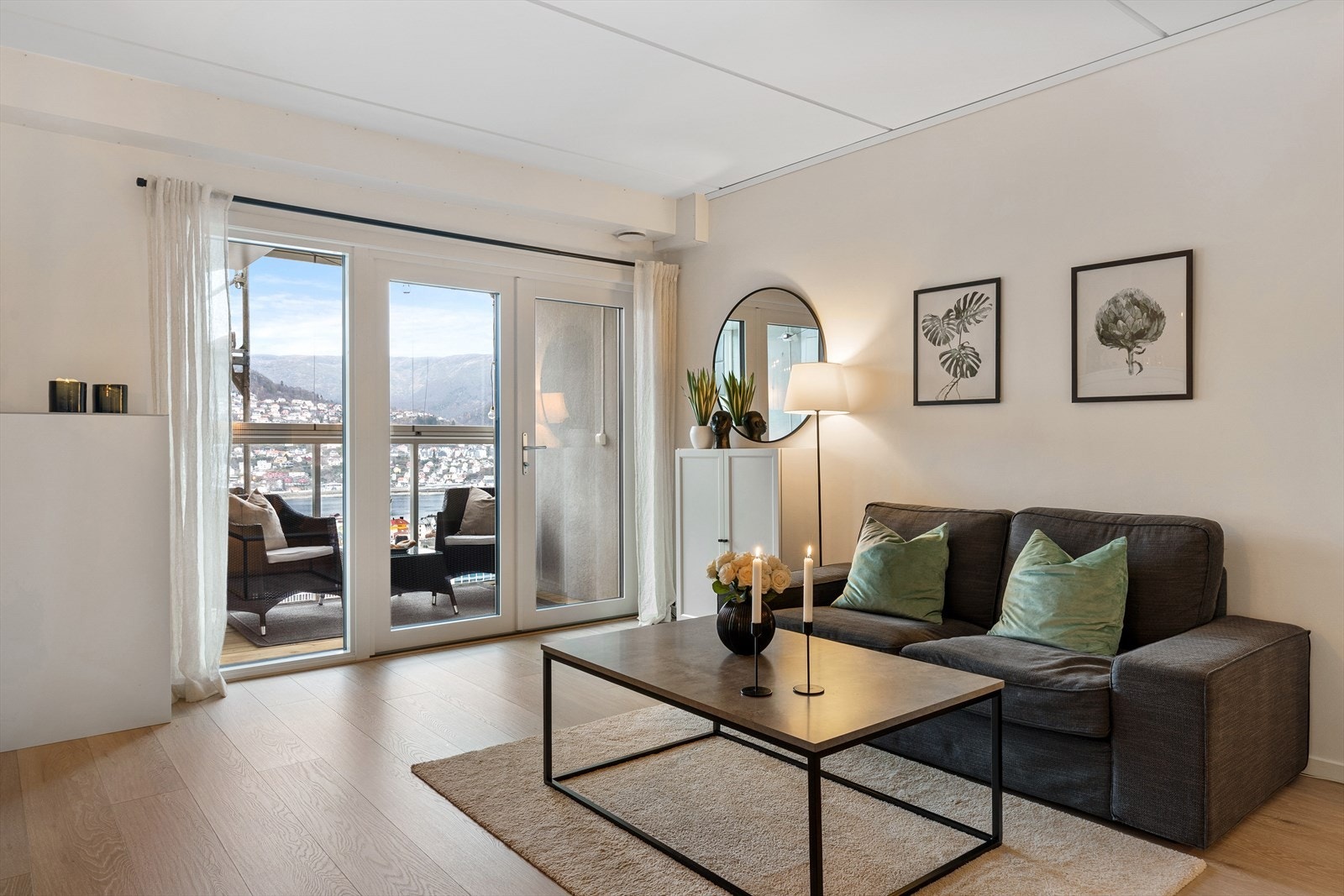 - Store vindusflater slipper inn rikelig med verdifullt dagslys - Galleribilde